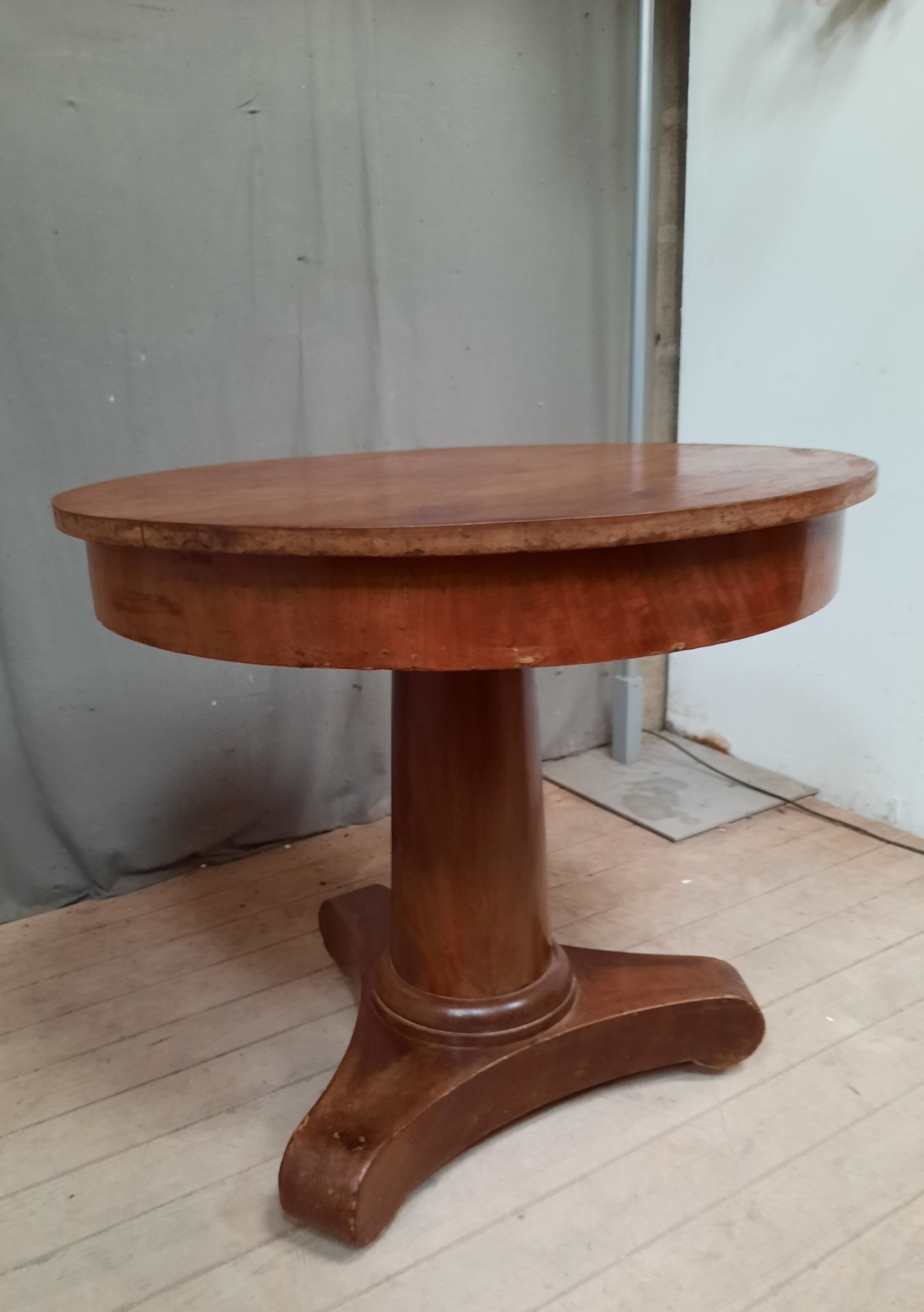Restoration pedestal table with central barrel