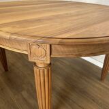 Round dining table with fluted legs in solid wood