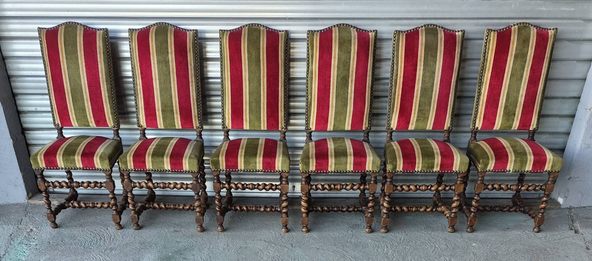 Set of 6 Louis XIII style chairs in turned wood and velvet.