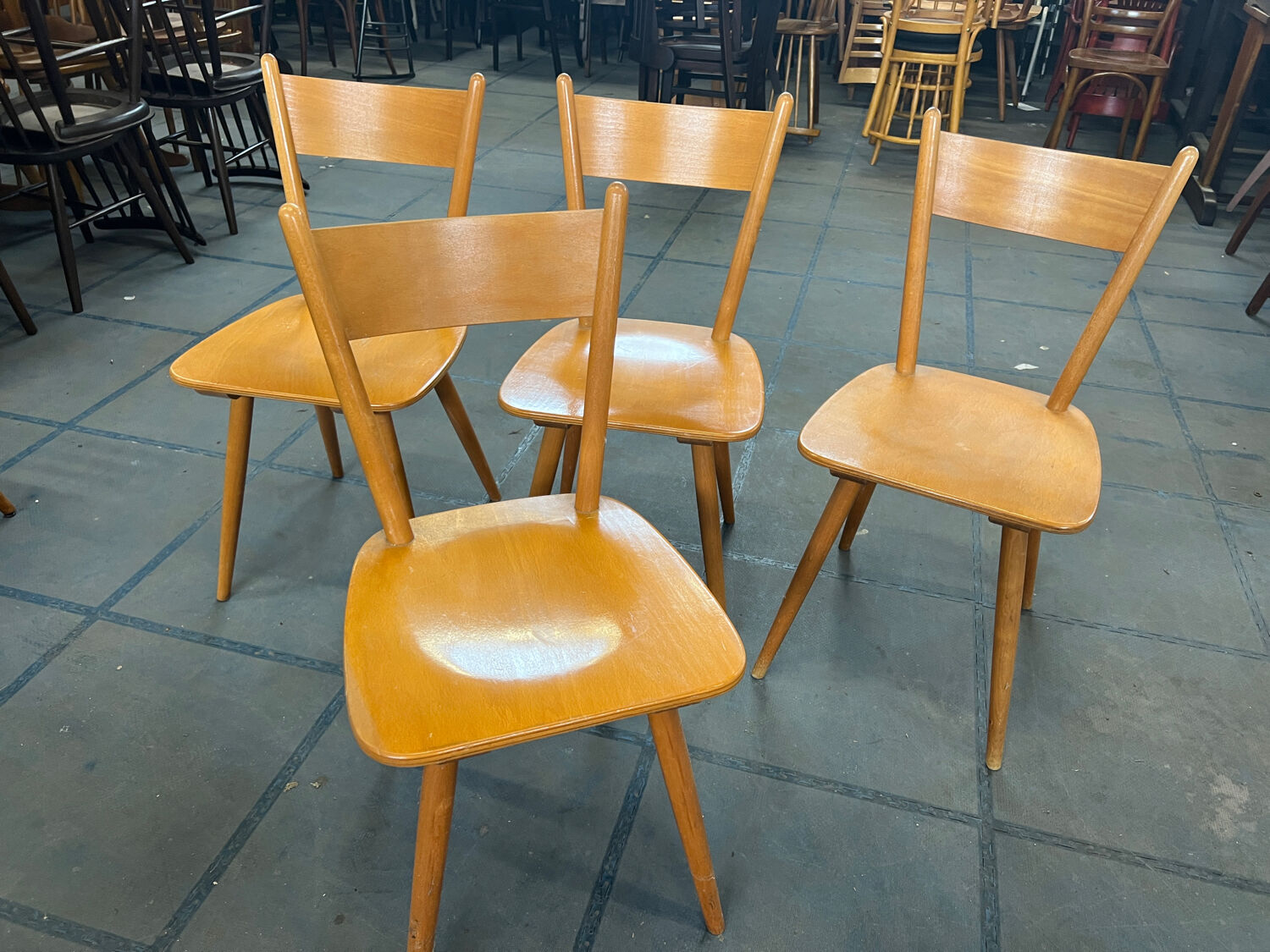 Suite de 4 chaises scandinaves