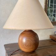 Lampe en bois massif sculpté, Art déco 1930 vintage