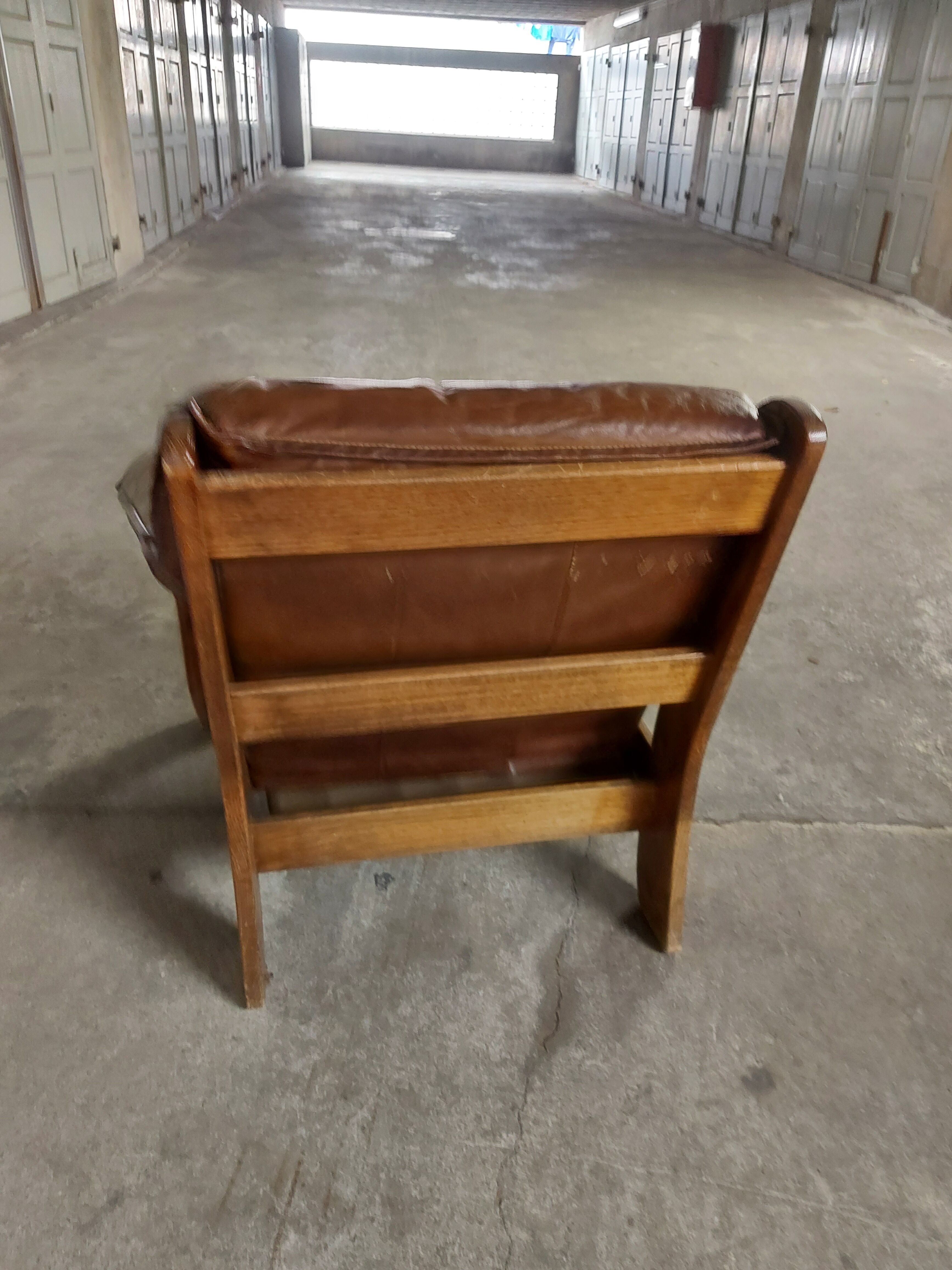Armchairs in leather and vintage wood 70's