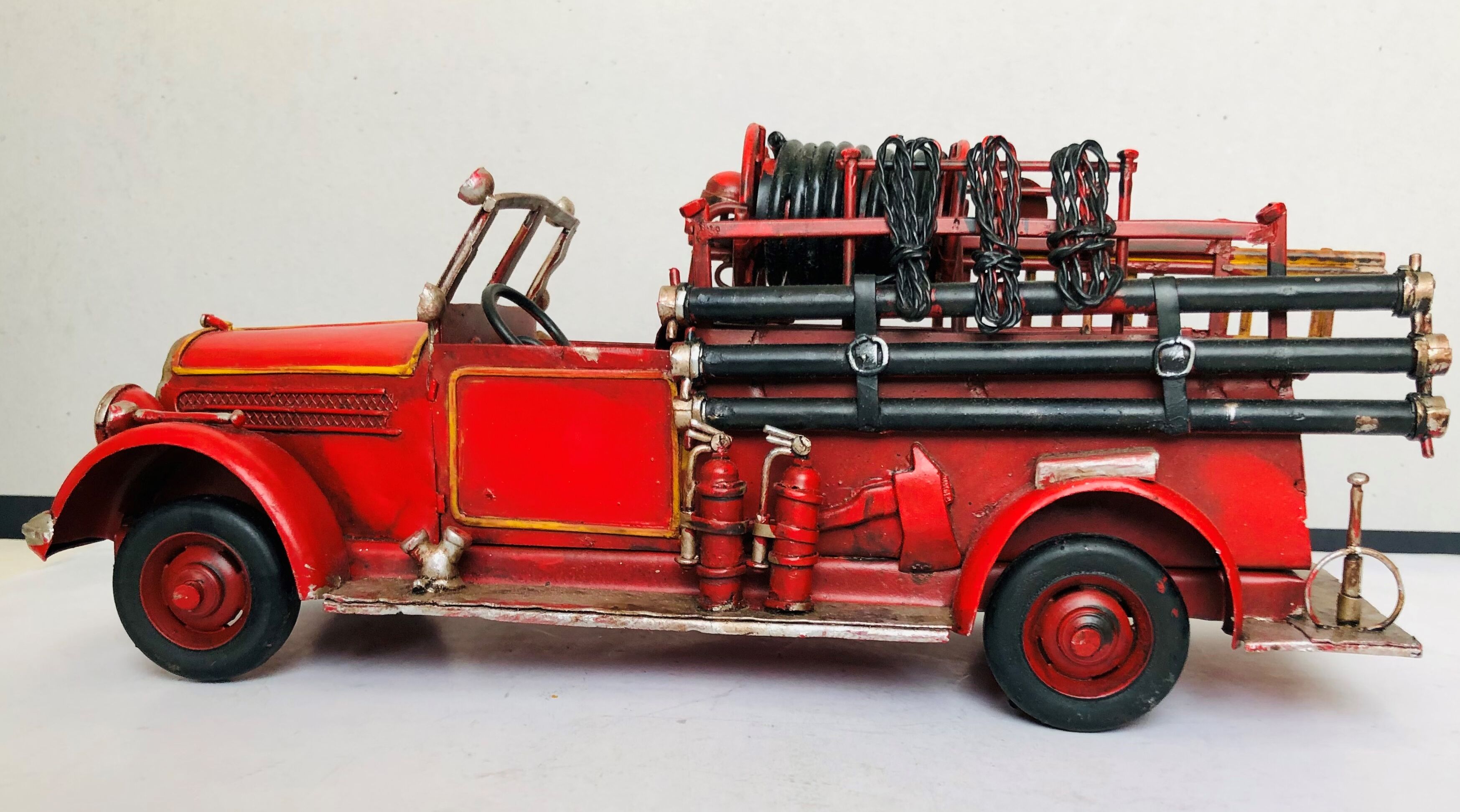 Camion de pompiers en tôle peinte