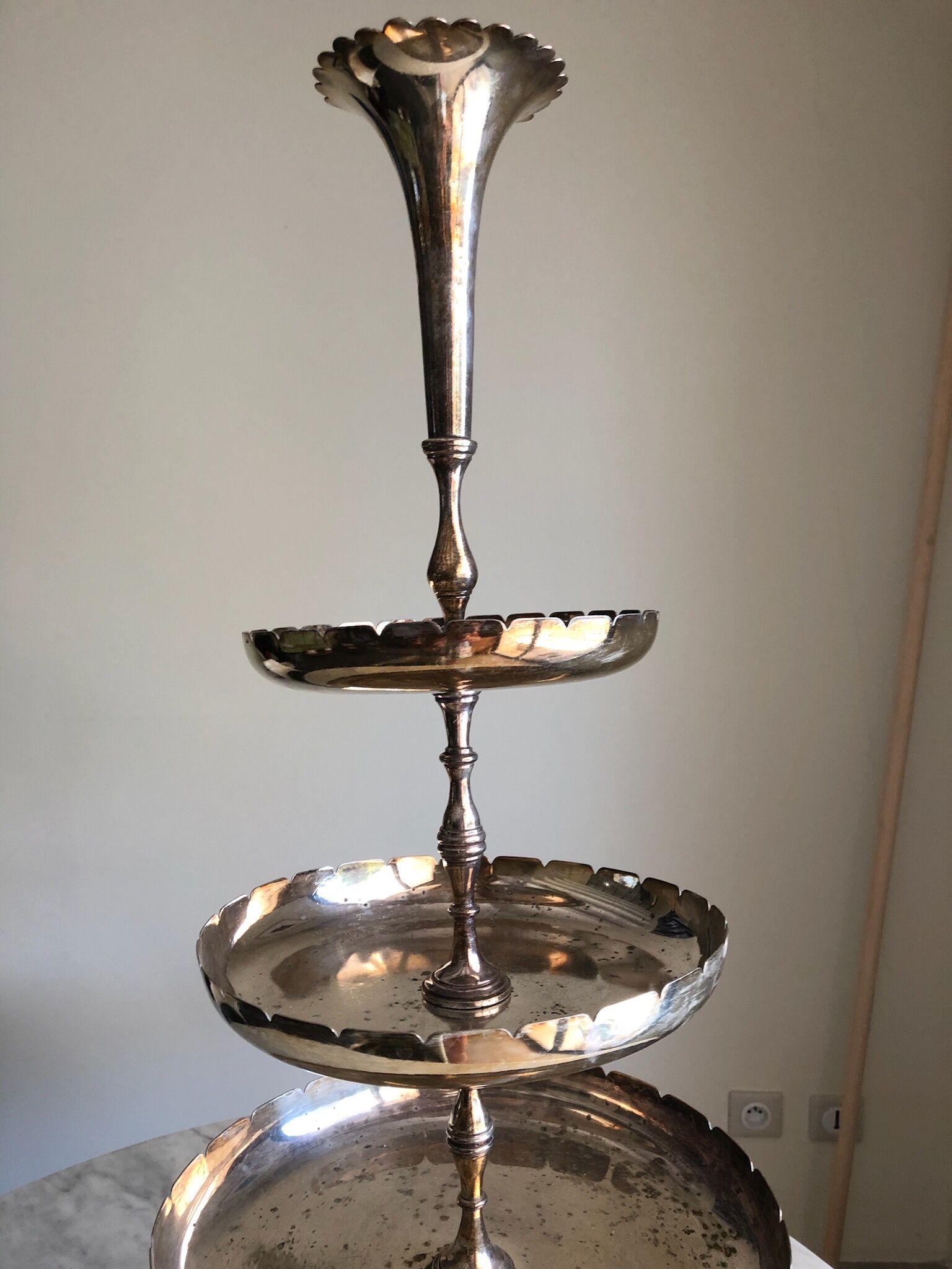 3-storey cake display in silver metal from the Mills Brussels brand. Date from the 1930s