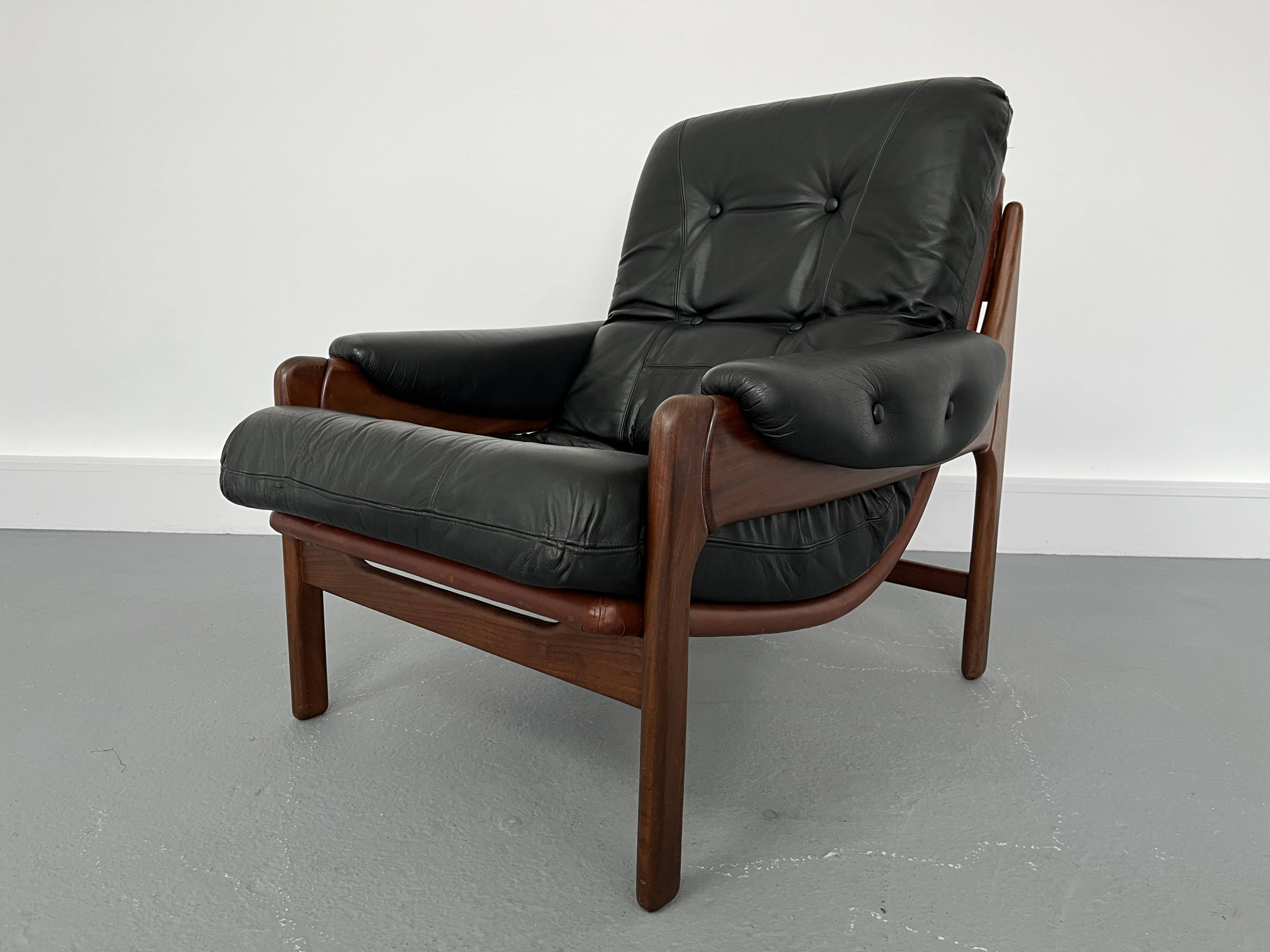 Fauteuil en teck et cuir années 1960
