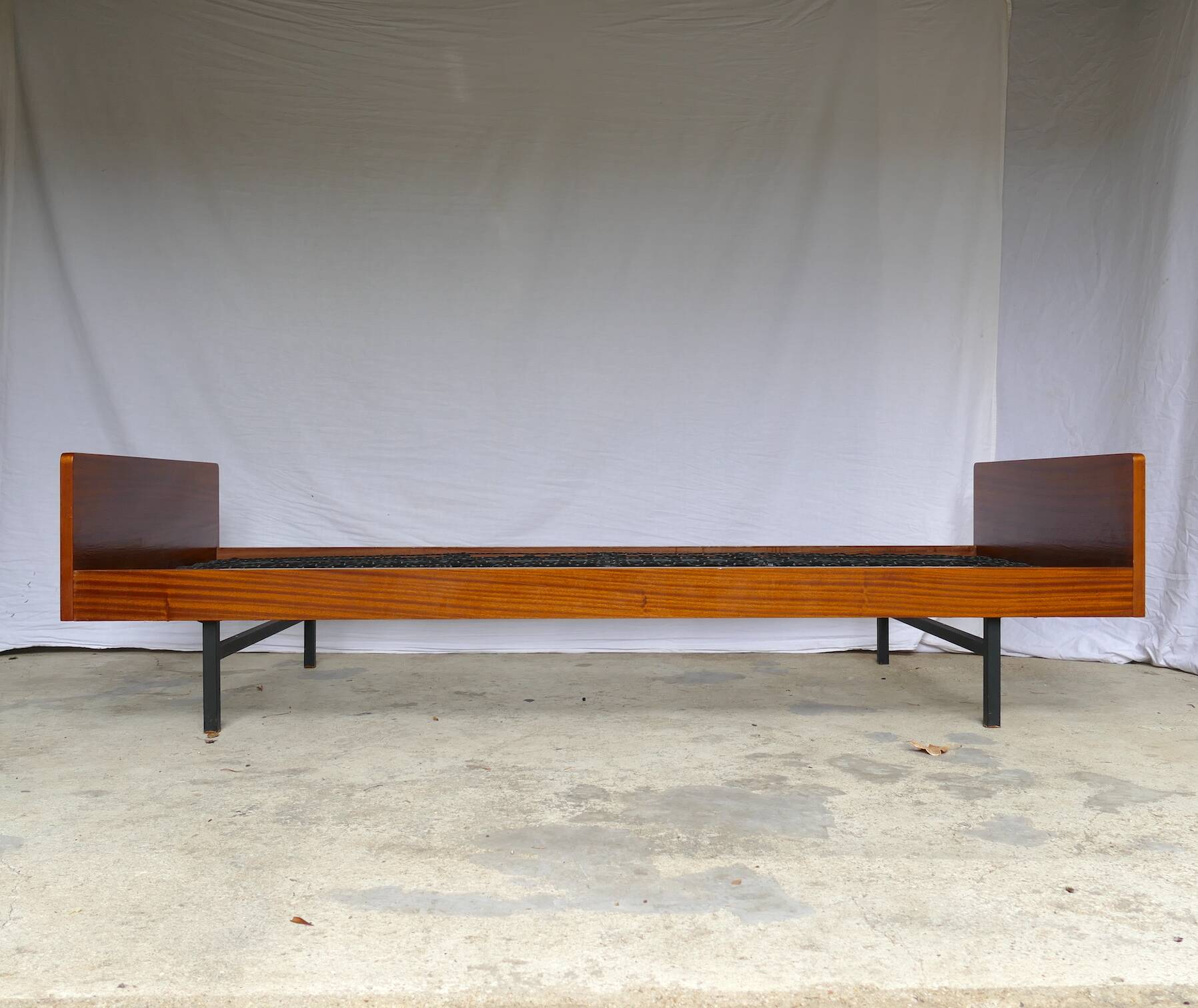 Daybed LC8 A.R.P. Pierre Guariche 1955