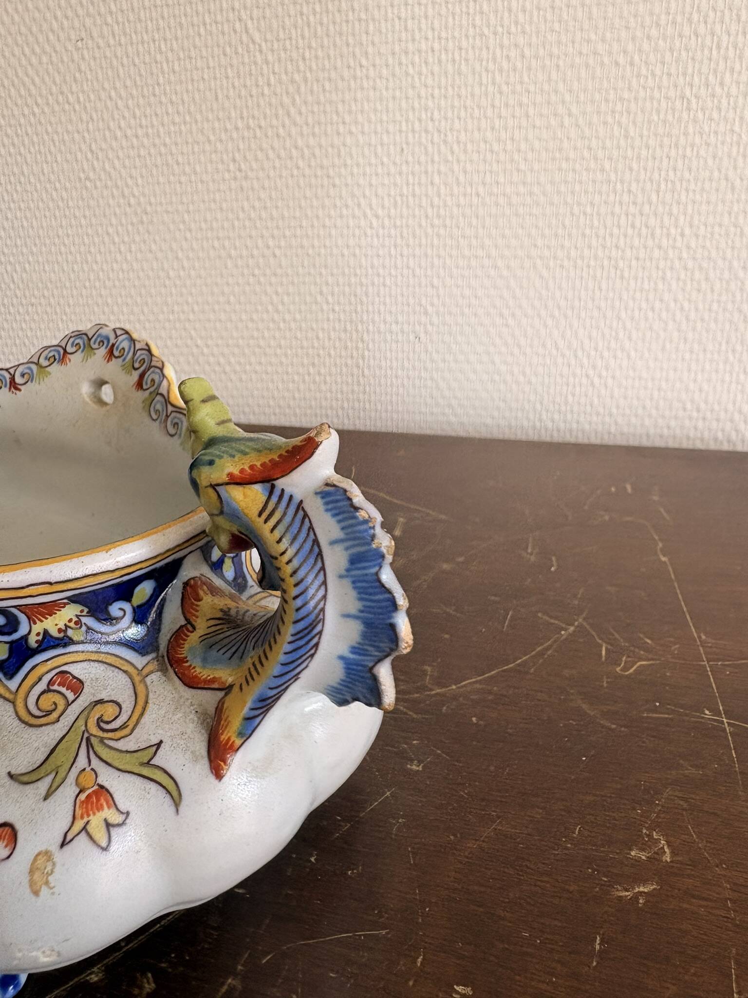 Jardinière armoriée faïence Rouen Devres chimères fin XIXe siècle