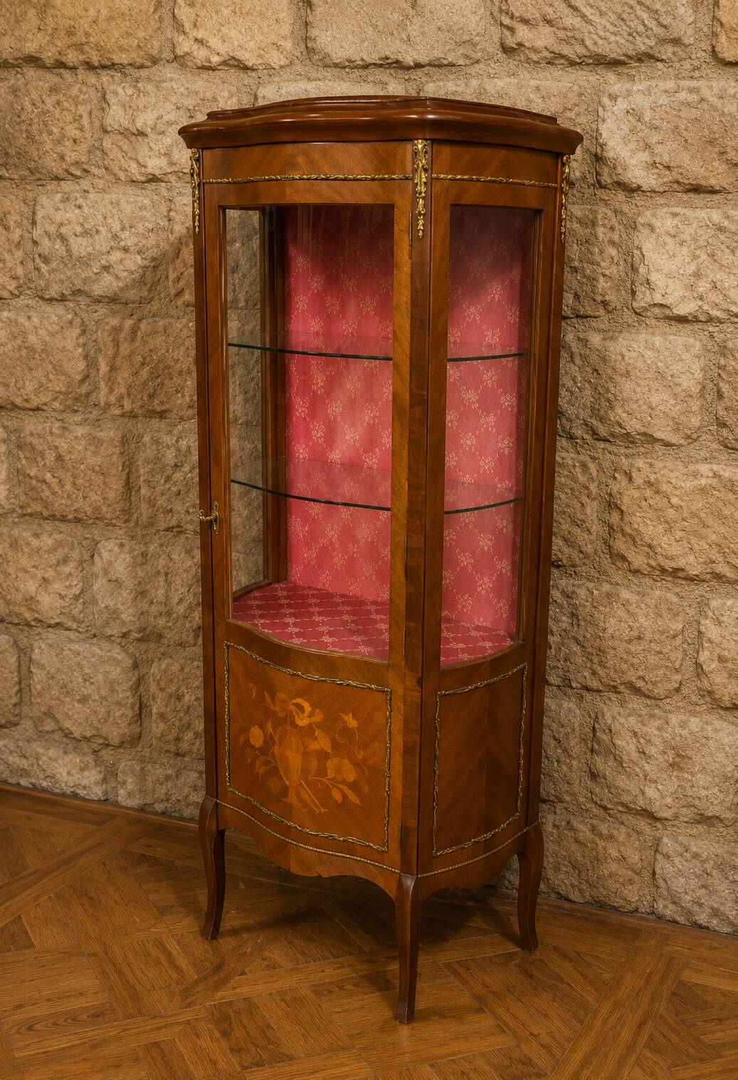 Vitrine galbée de style Louis XV marquetée et ornée de bronzes