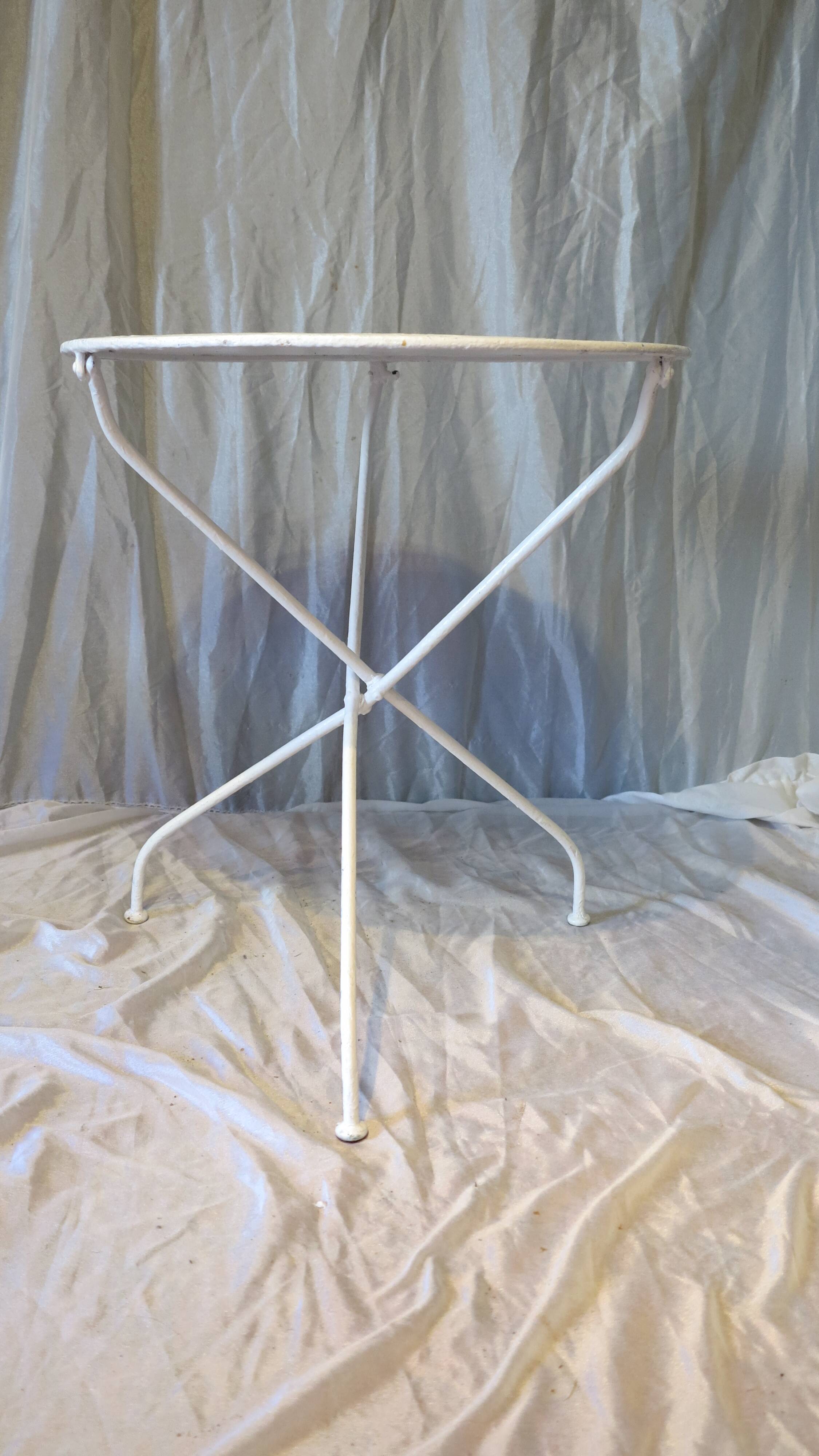 Table de jardin blanche en métal ronde