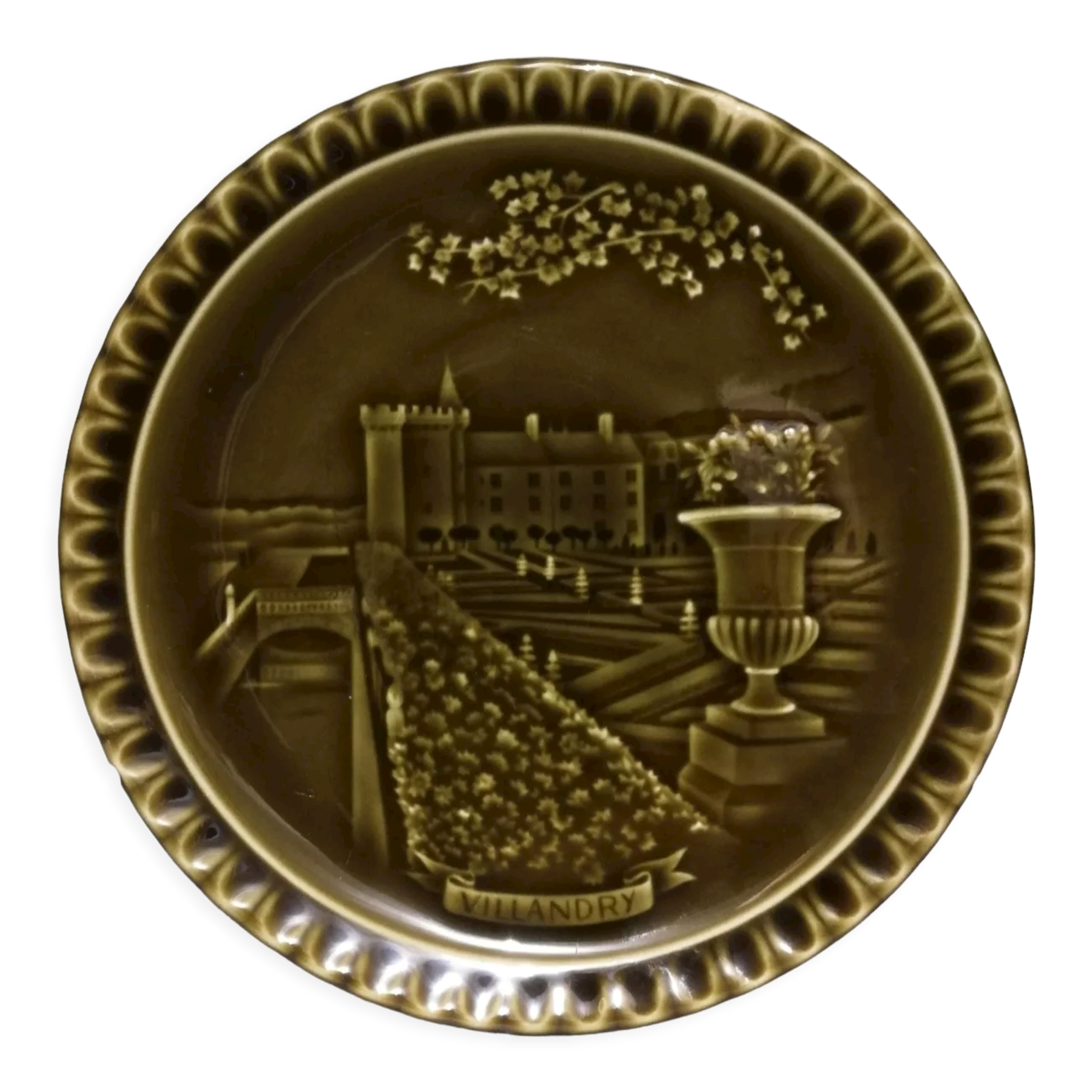 Assiette en barbotine Gien décor "château de Villandry"