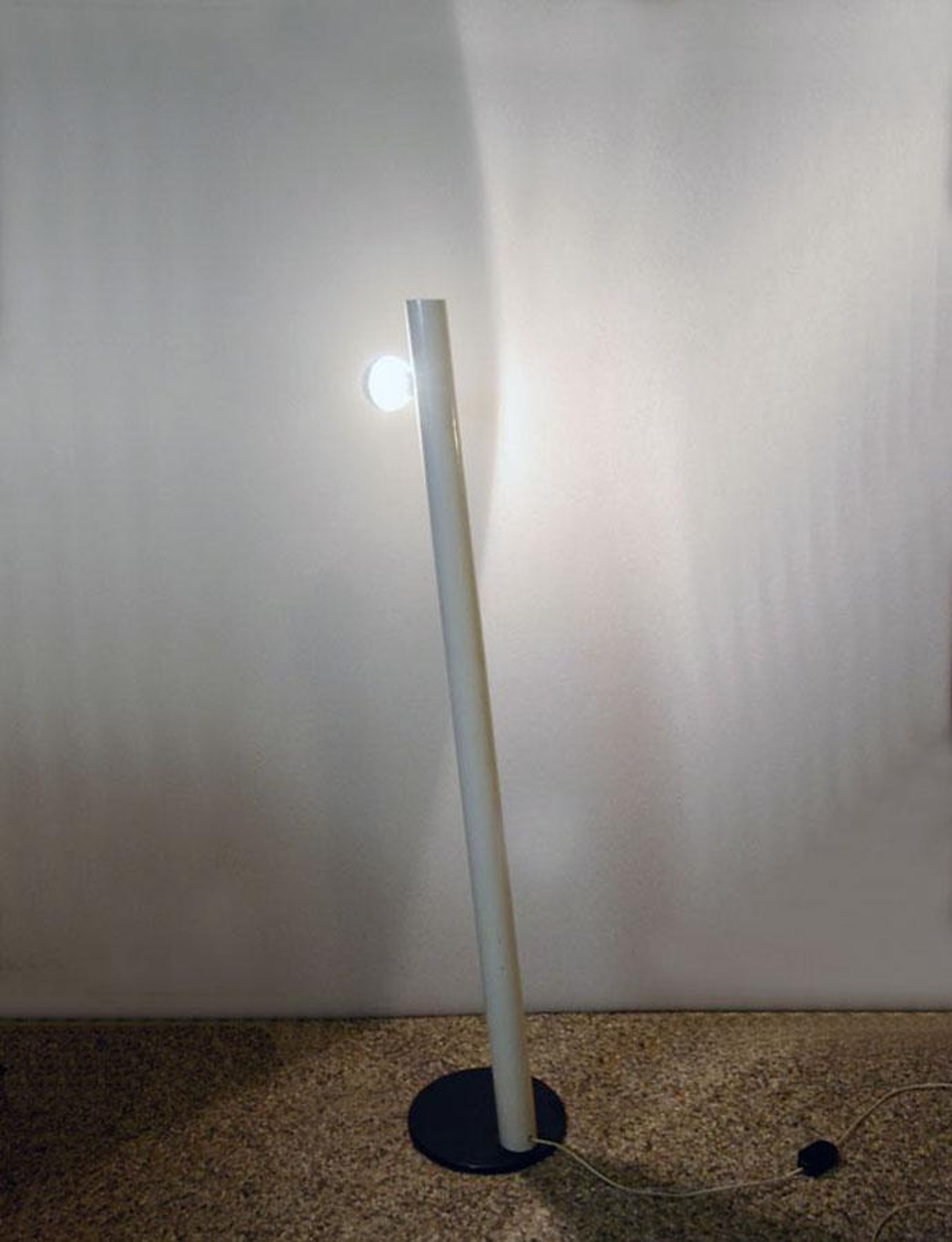 Sloped Italian floor lamp in painted metal 1970