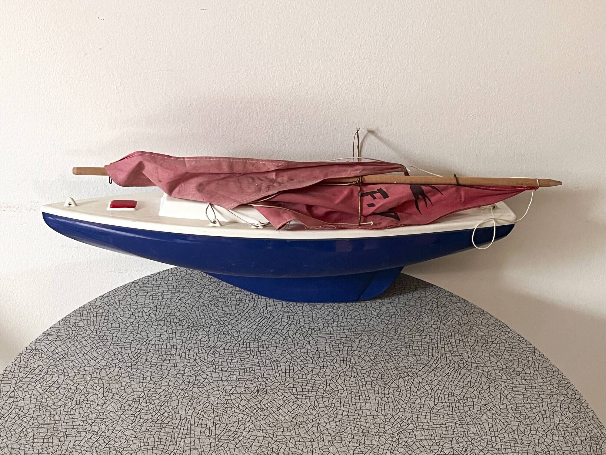 F27 VP50 basin sailboat from the French brand Giraud Sauveur.