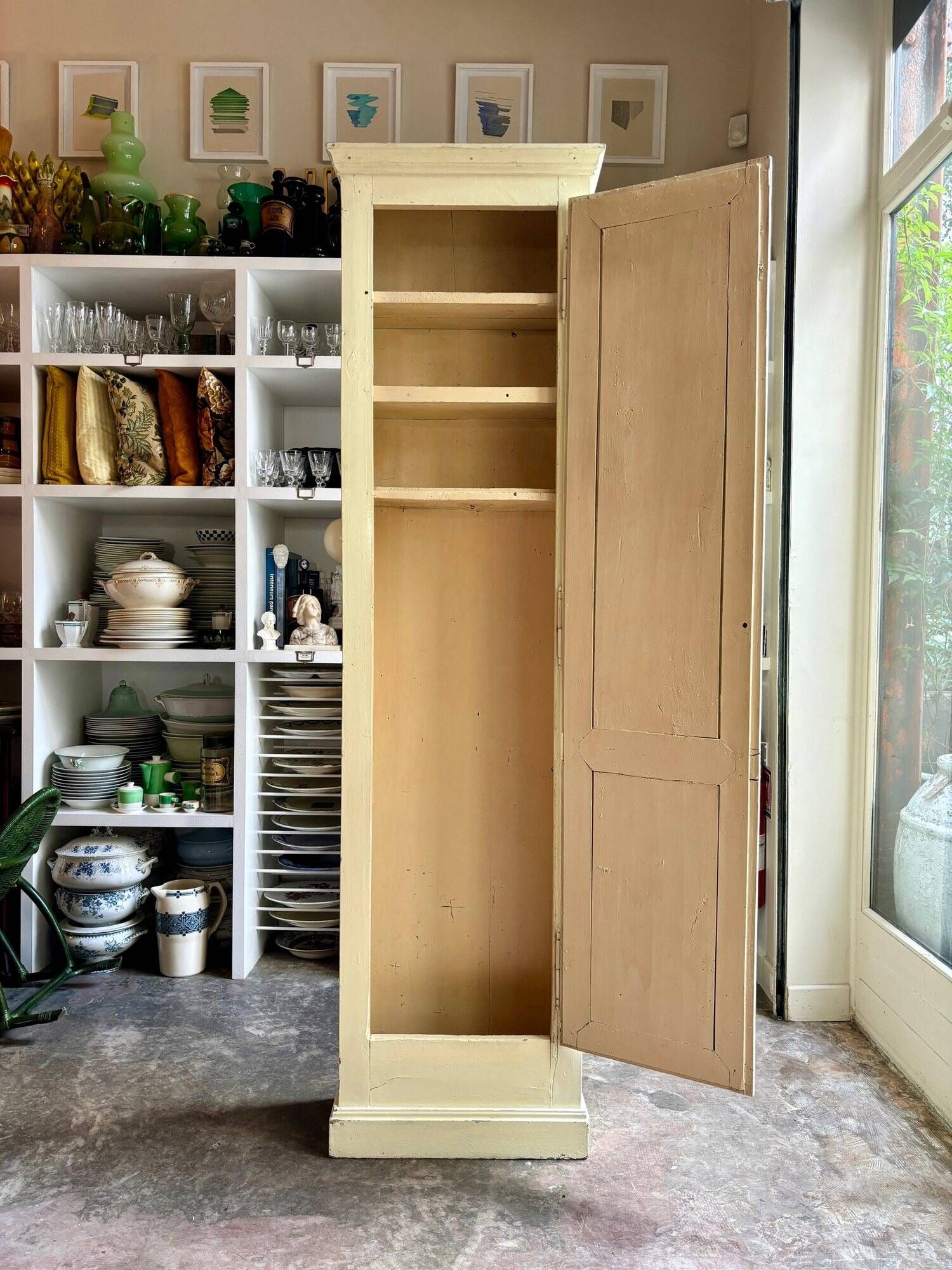 Standing man, cabinet with 1 door, 3 shelves in beige wood