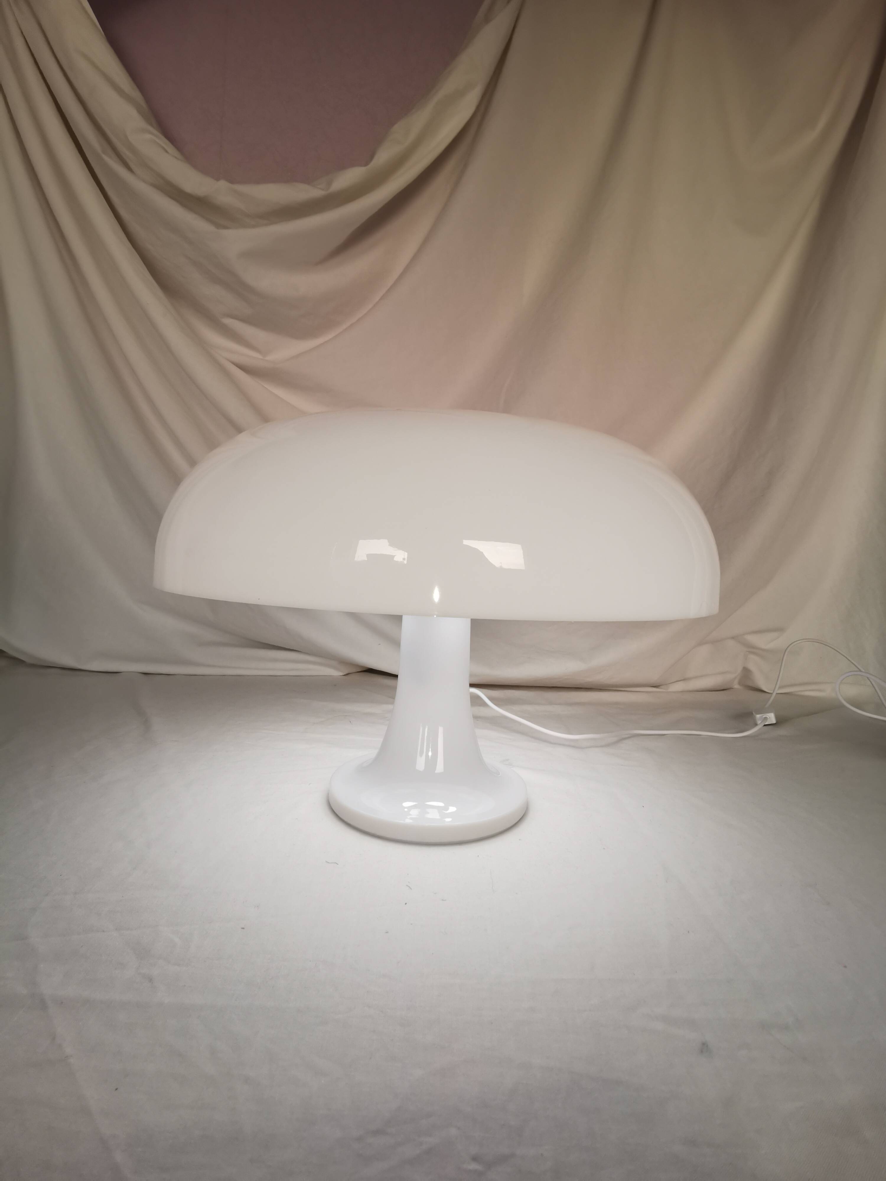 Lampe champignon en plastique blanc