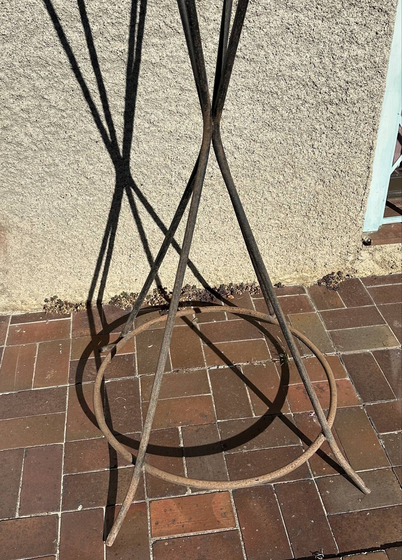 Ancien portemanteau en fer forgé type clé de sol par Roger Féraud