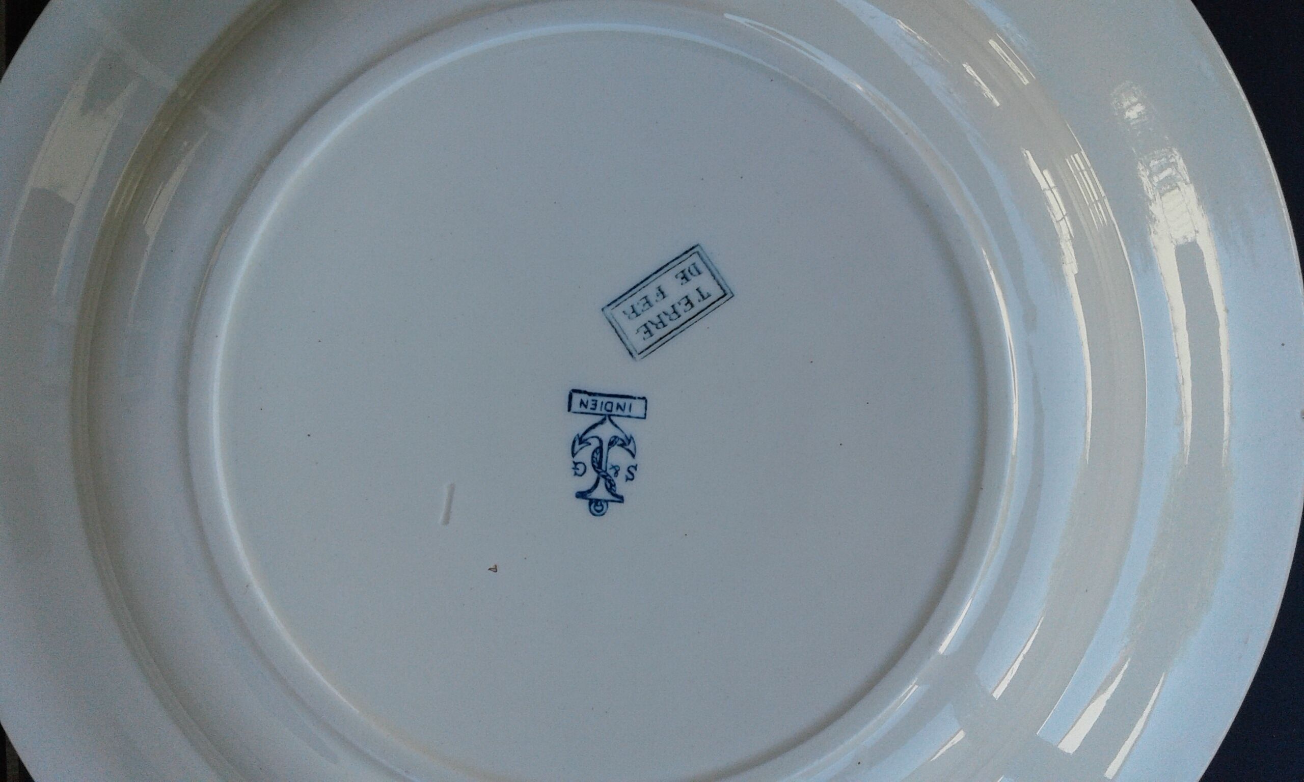 Plat rond creux Terre de fer "indien"