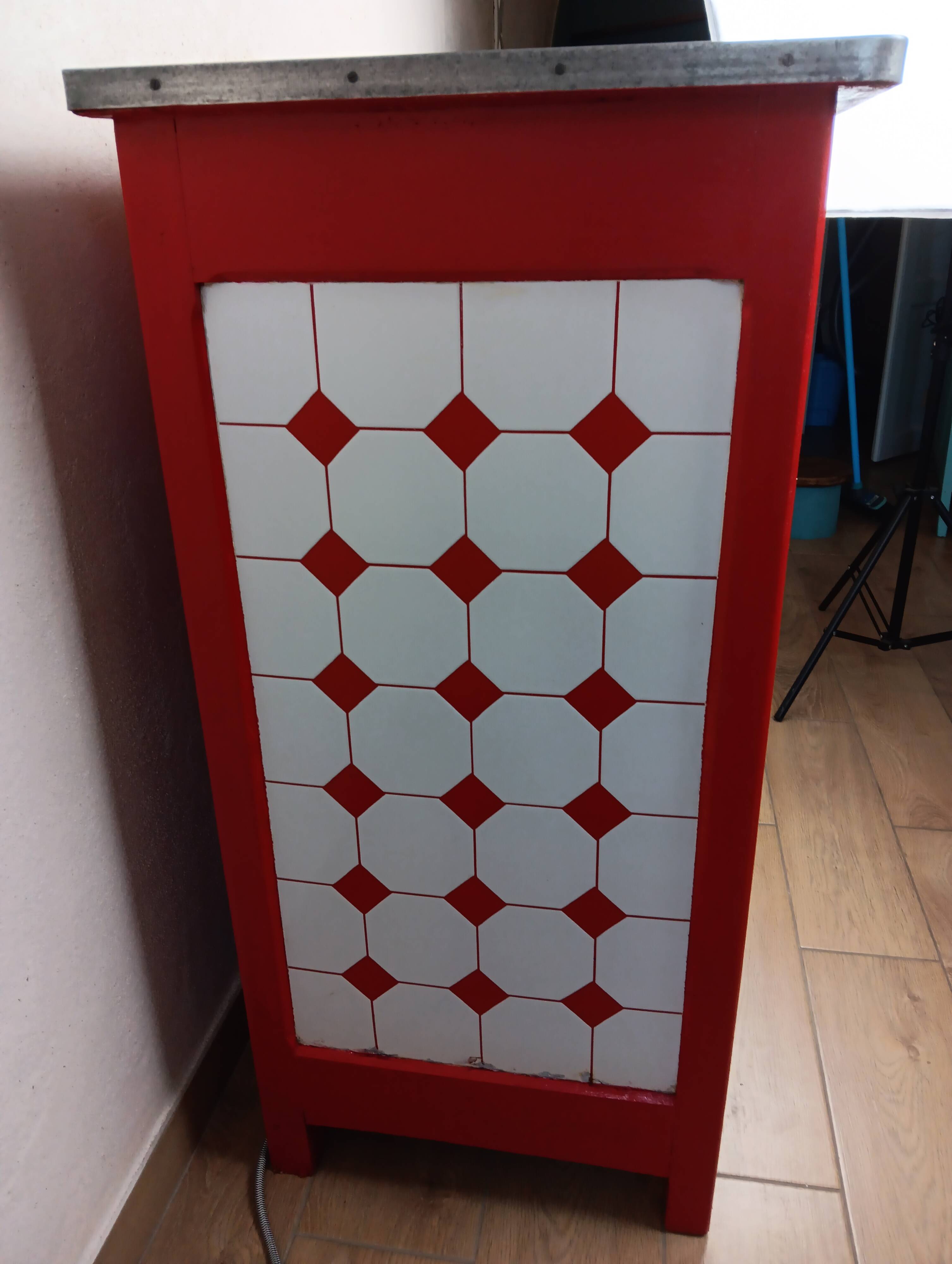 Meuble de métier , buffet parisien en tôle émaillé rouge et blanc