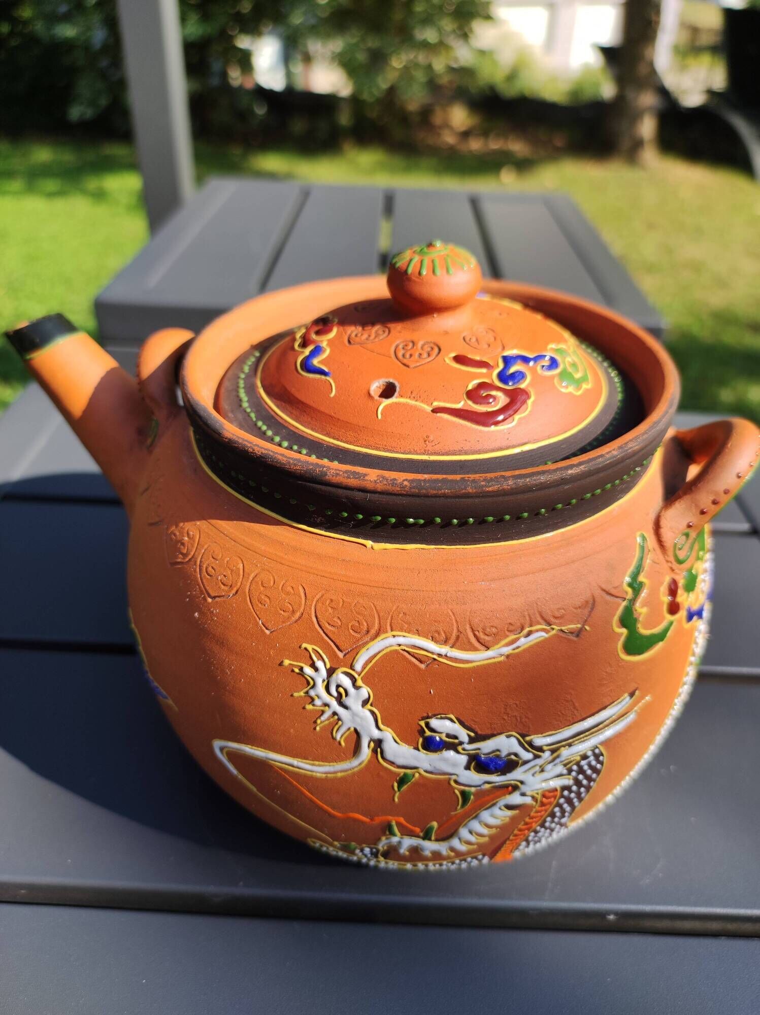 Théière japonaise décorative ancienne en terre cuite tons orangés, à décor de dragon émaillé multico