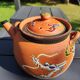 Théière japonaise décorative ancienne en terre cuite tons orangés, à décor de dragon émaillé multico
