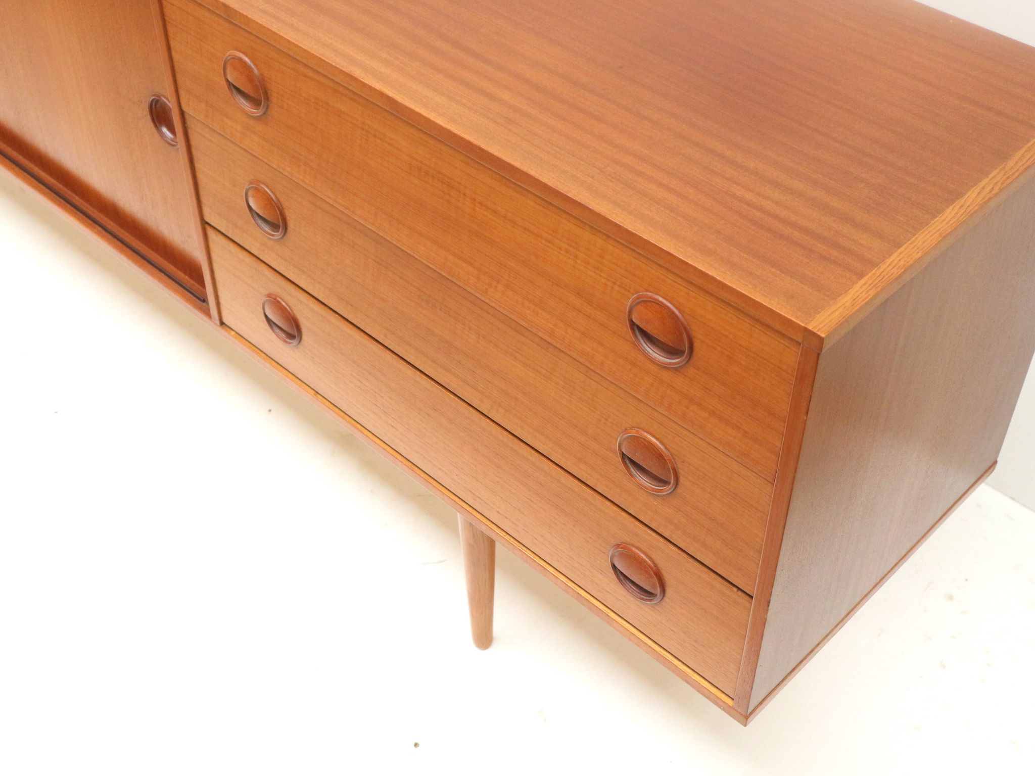 Beautiful long minimalist sideboard designed by William Watting and made by Fristho, Netherlands 195