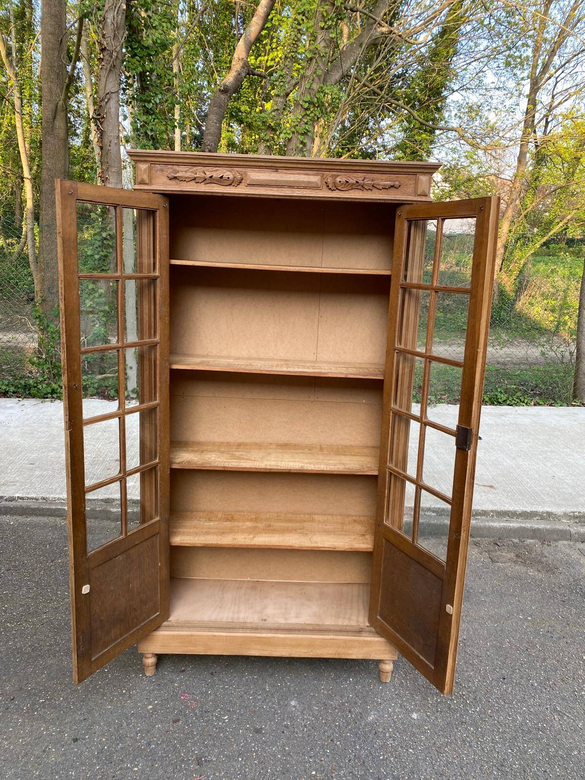 Parisian Art Deco display cabinet from 1950, renovated in raw solid oak, 101cm.