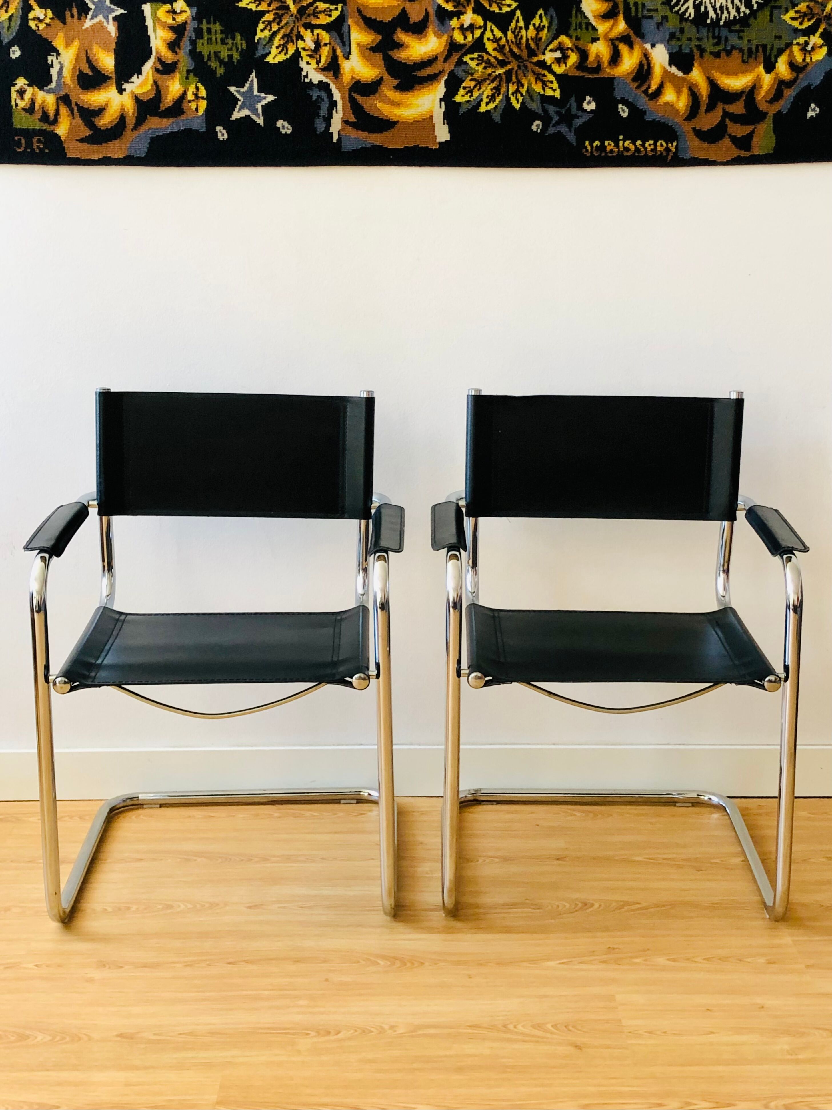 Pair of tubular armchairs in metal and leather Style Marcel Breuer