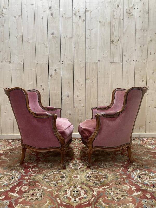 Paire de fauteuils - bergères de style Louis XV en velours rose