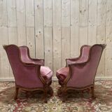 Paire de fauteuils - bergères de style Louis XV en velours rose