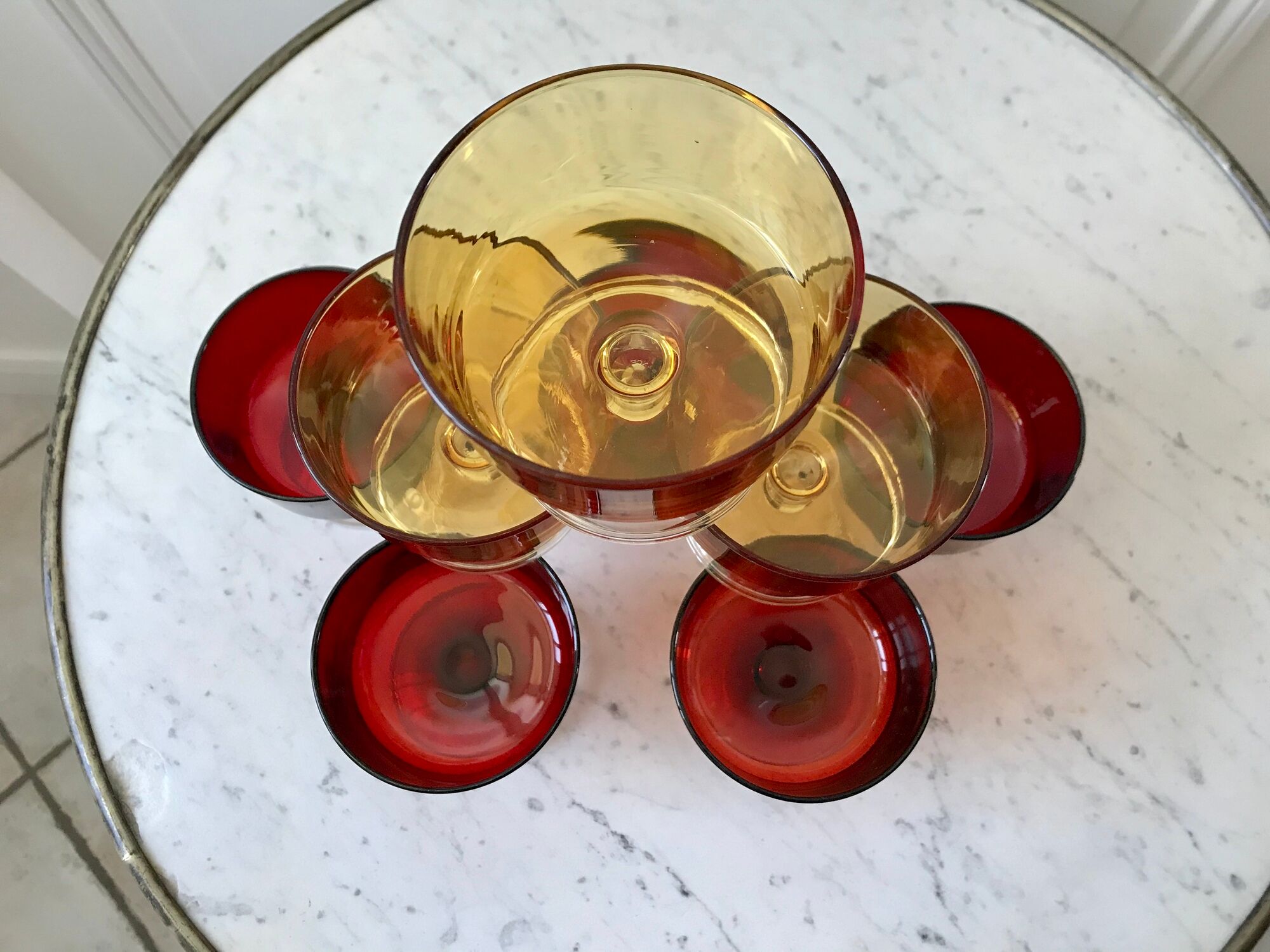 Set of 8 champagne glasses in amber colored glass and garnet 70s