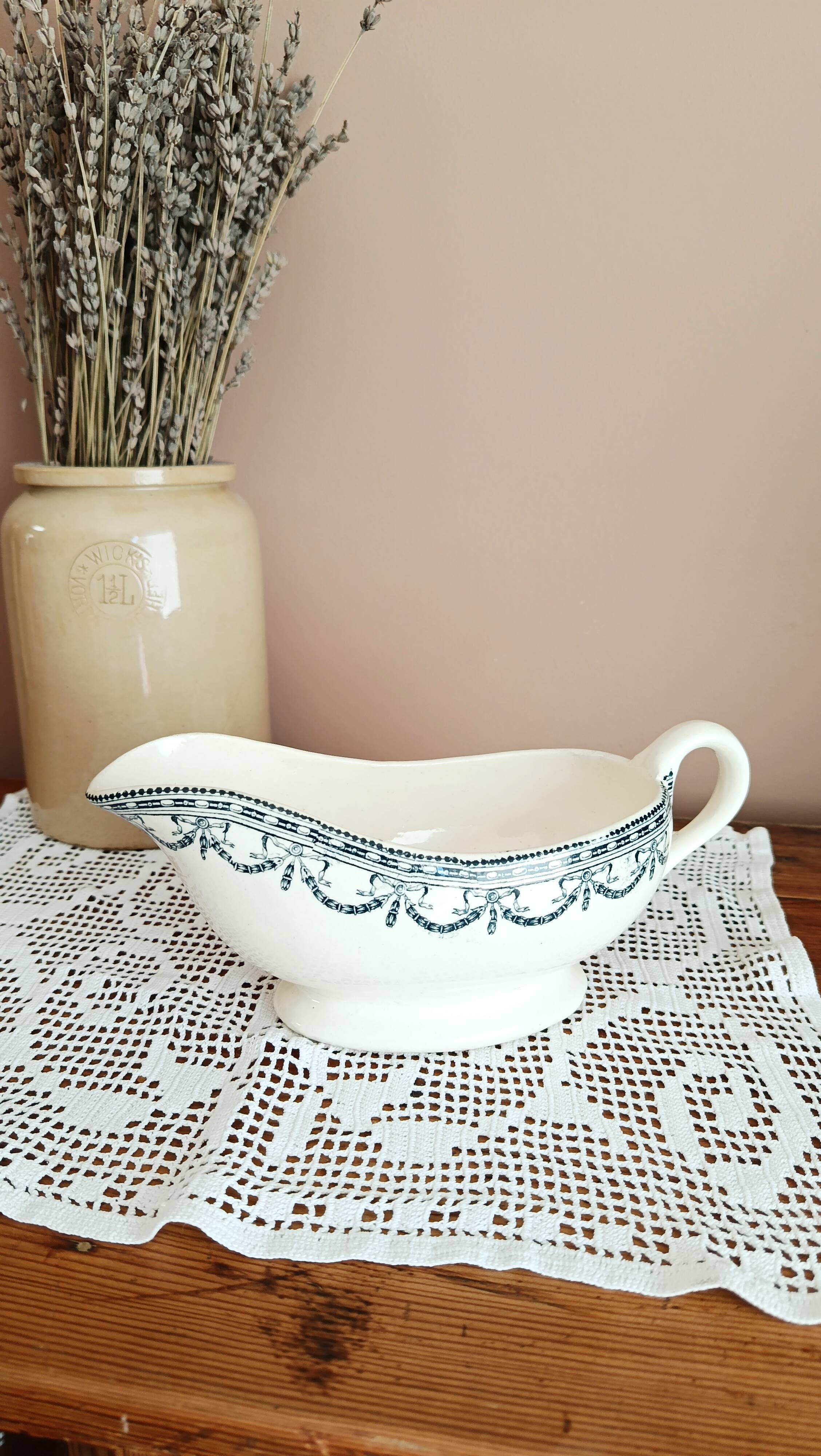 Sauceboat from Salins, Louis XVI garlands.