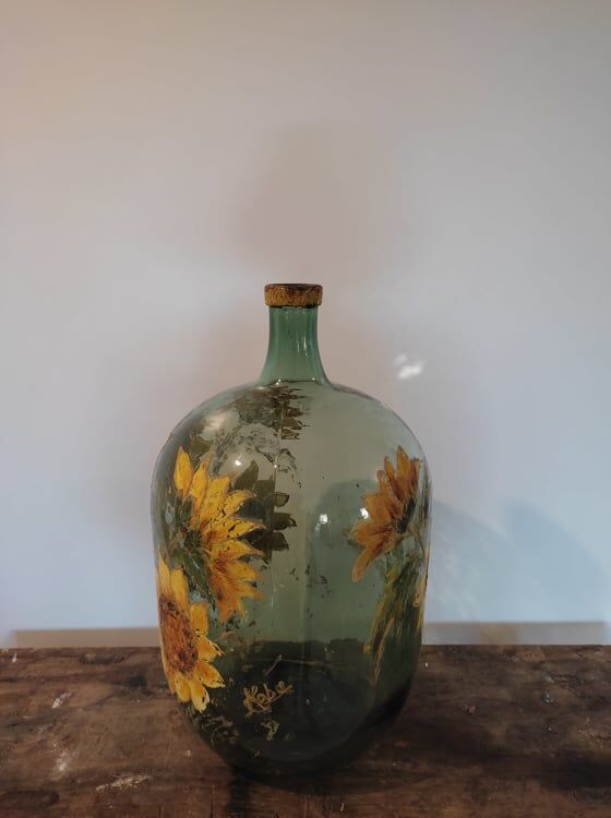 Very original Old Lady Jeanne, hand painted. 28l.