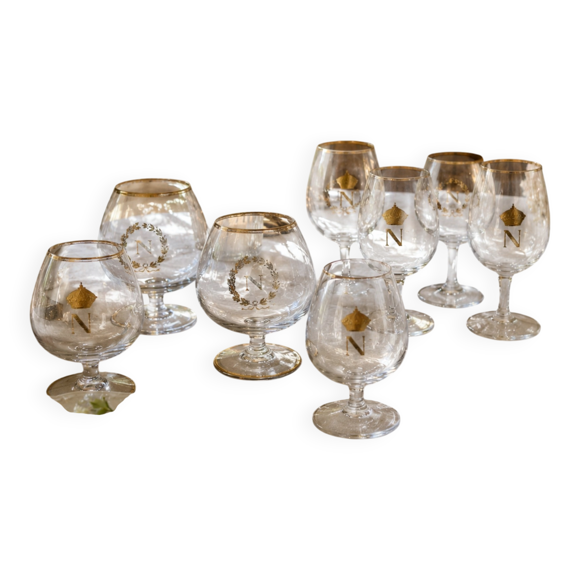 Suite de 10 verres à liqueur en cristal décor Napoléon Ier doré – cour