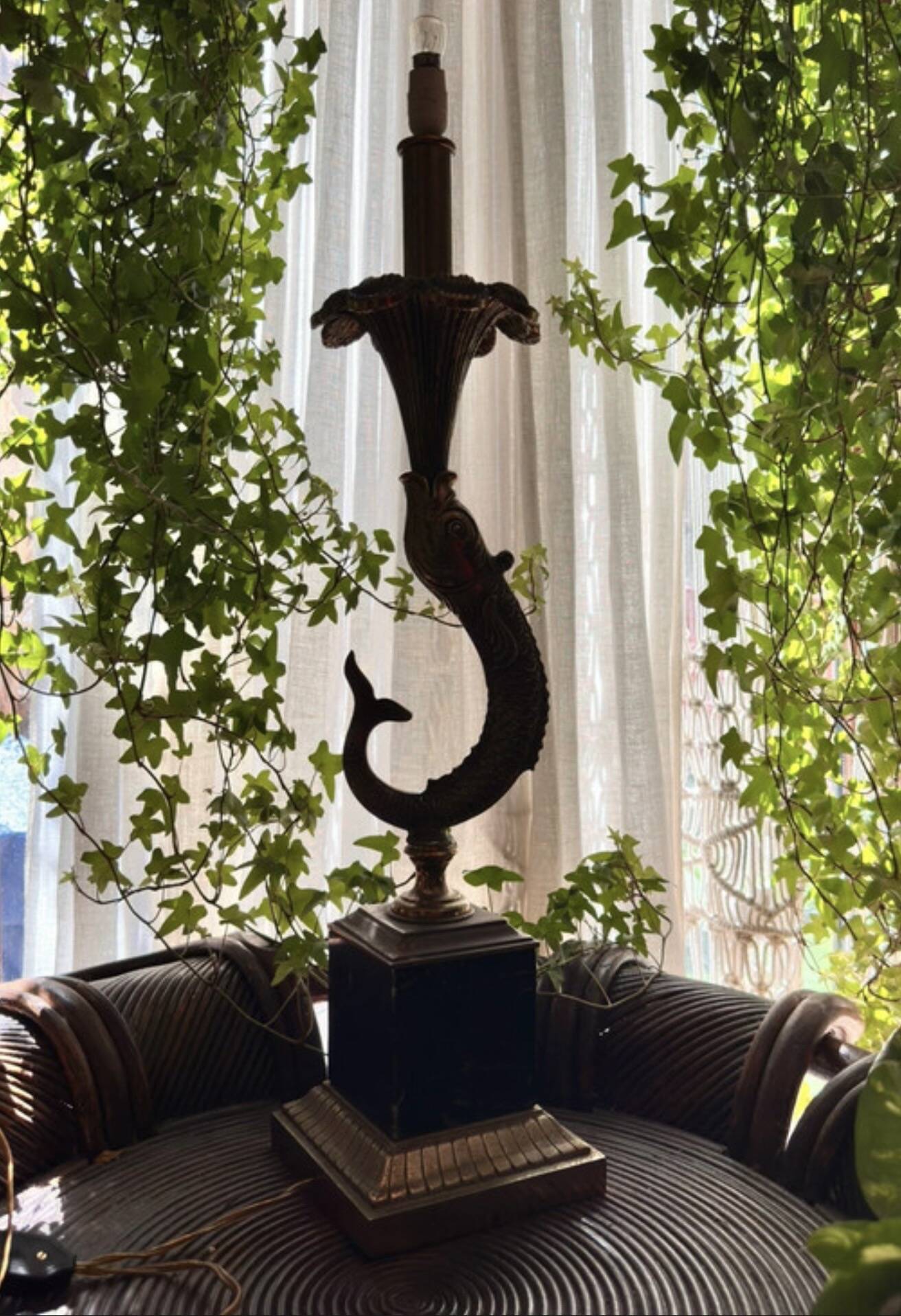 Lampe sculpturale vintage avec dauphin en bronze sur base en marbre noir -Holl