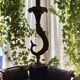 Lampe sculpturale vintage avec dauphin en bronze sur base en marbre noir -Holl