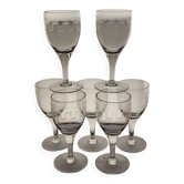 7 verres à vin décor à la grecque / verre. Hauteur 16, 5 cm. Diamètre au bu
