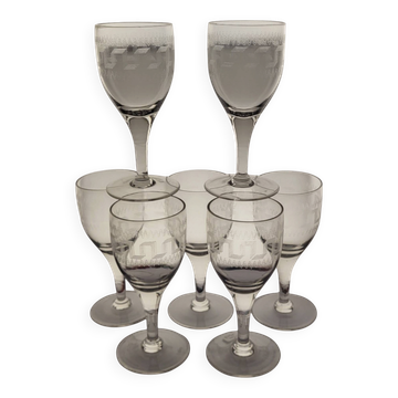 7 verres à vin décor à la grecque / verre. Hauteur 16, 5 cm. Diamètre au bu
