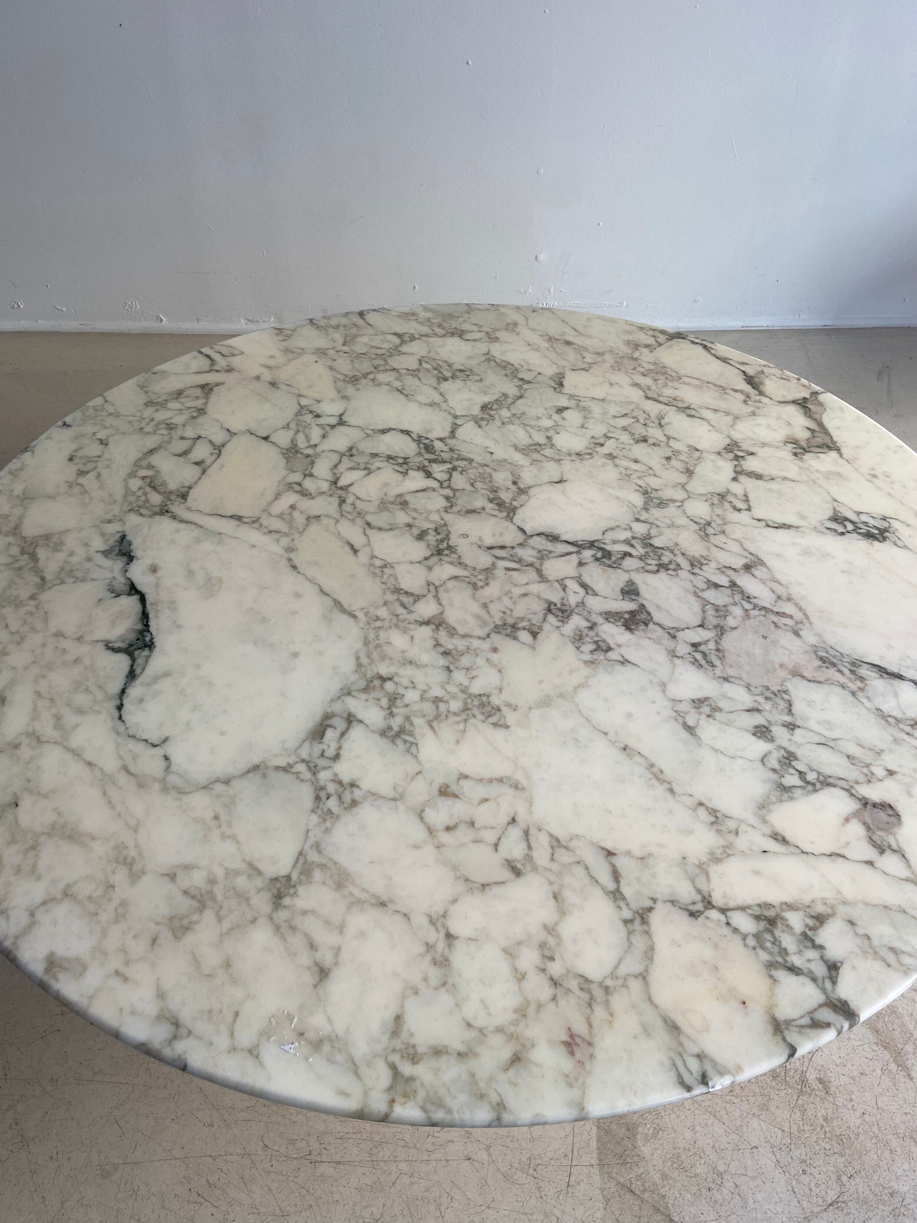 Large marble coffee table by Eero Saarinen for knoll