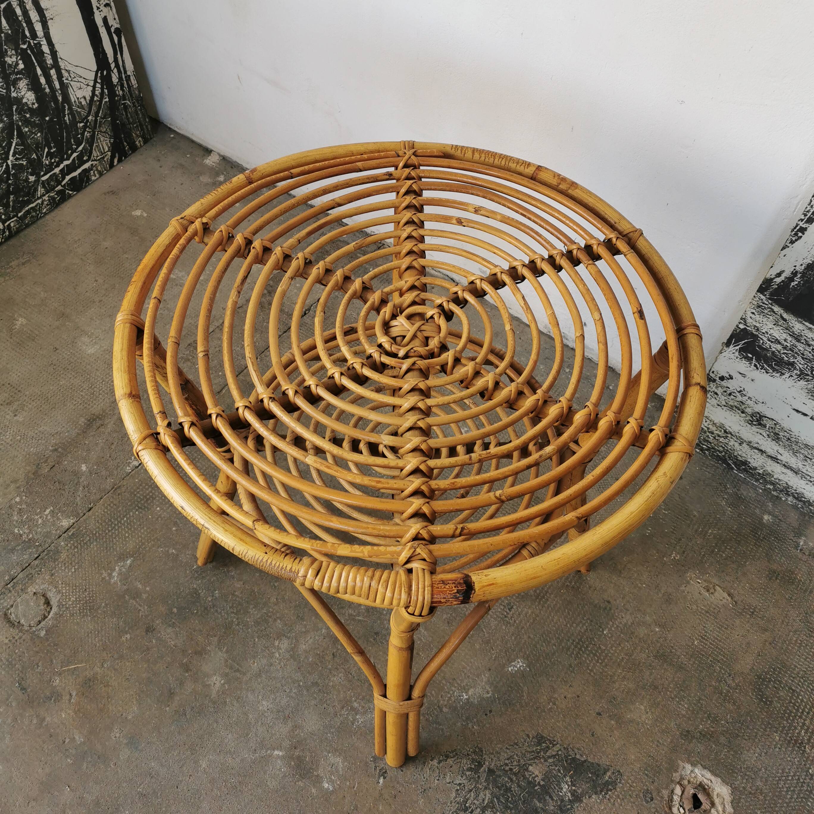 Round rattan table