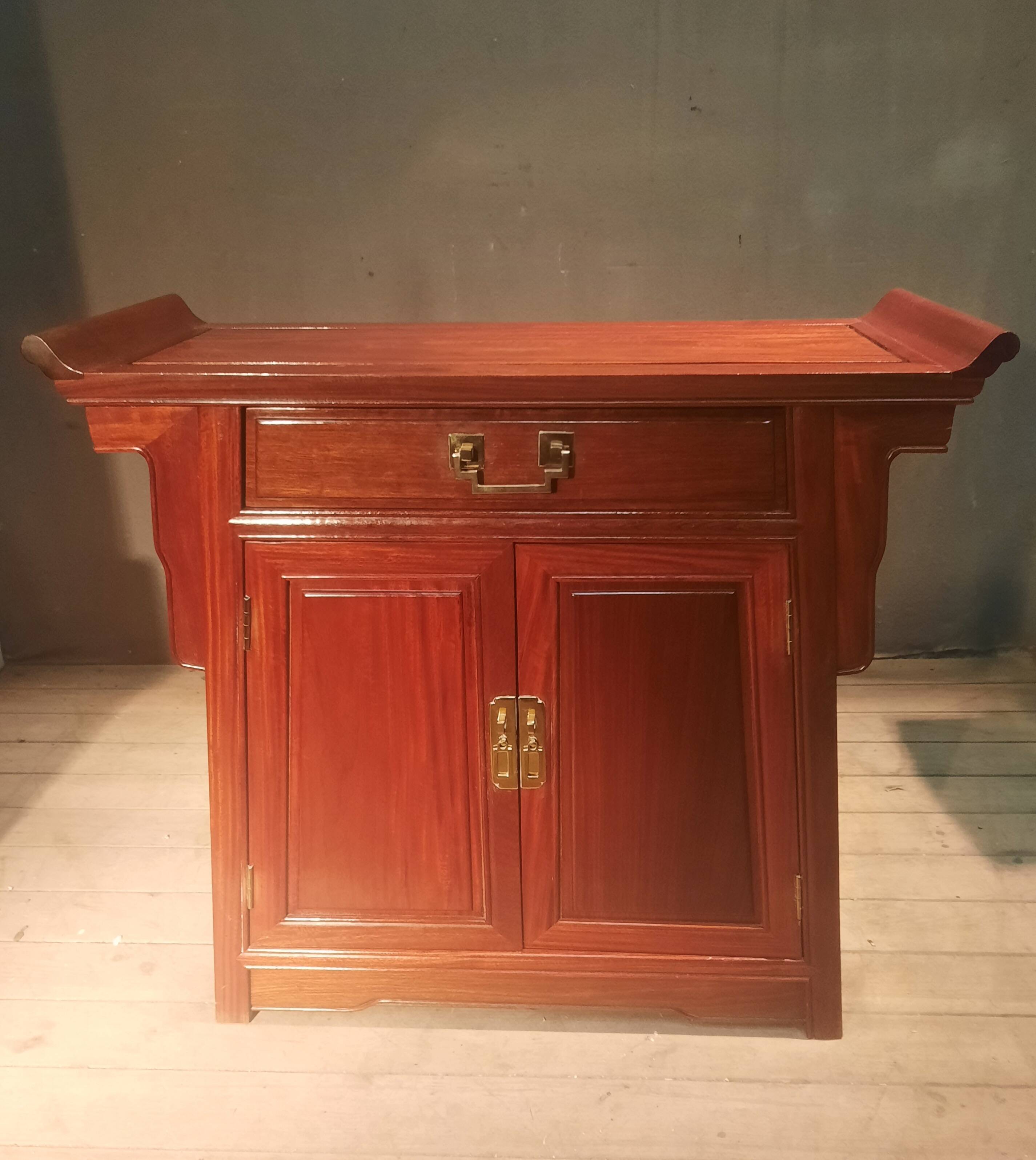 Far Eastern style sideboard with 2 doors