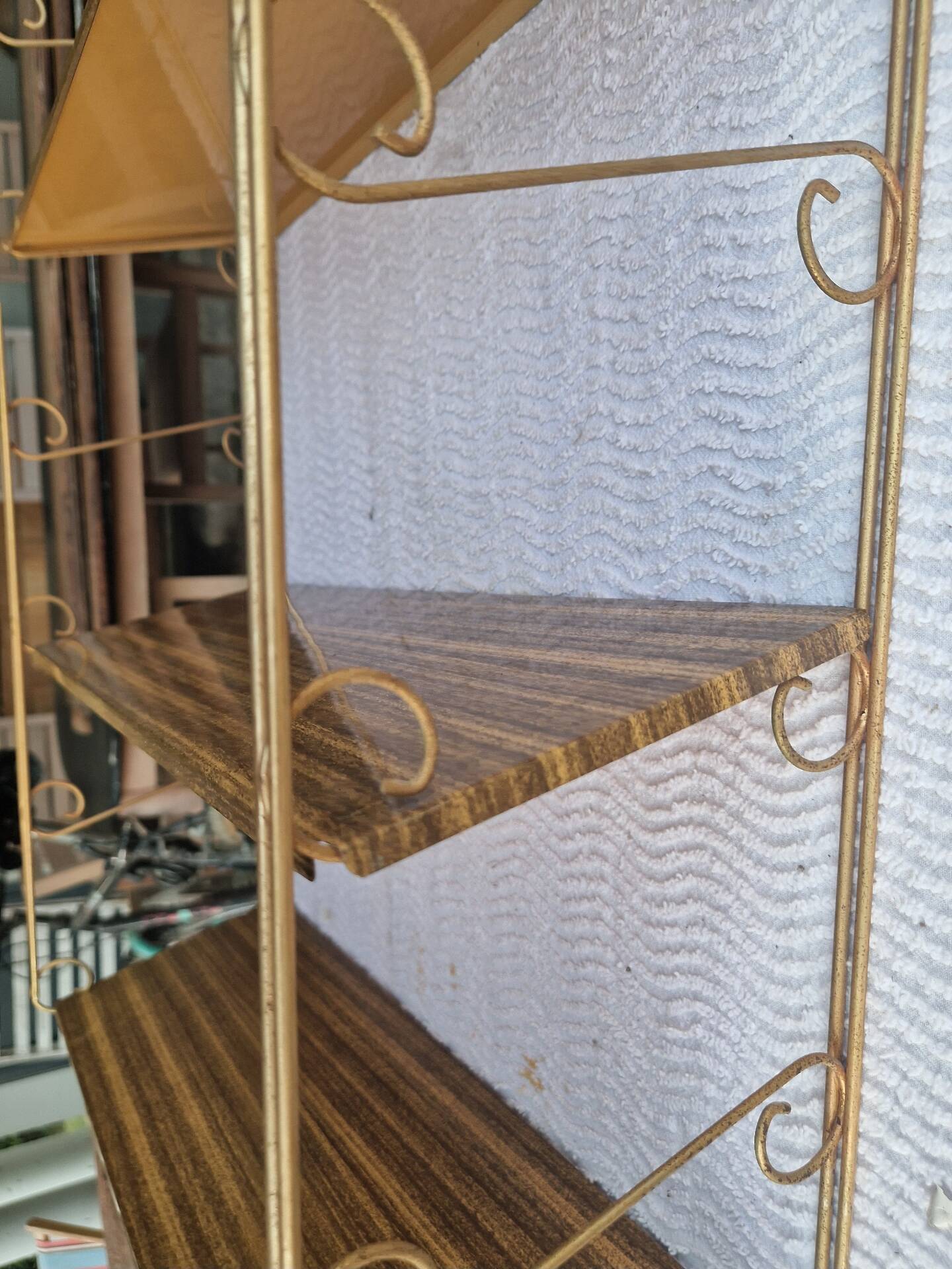 Wall shelf in metal with slanted shelves