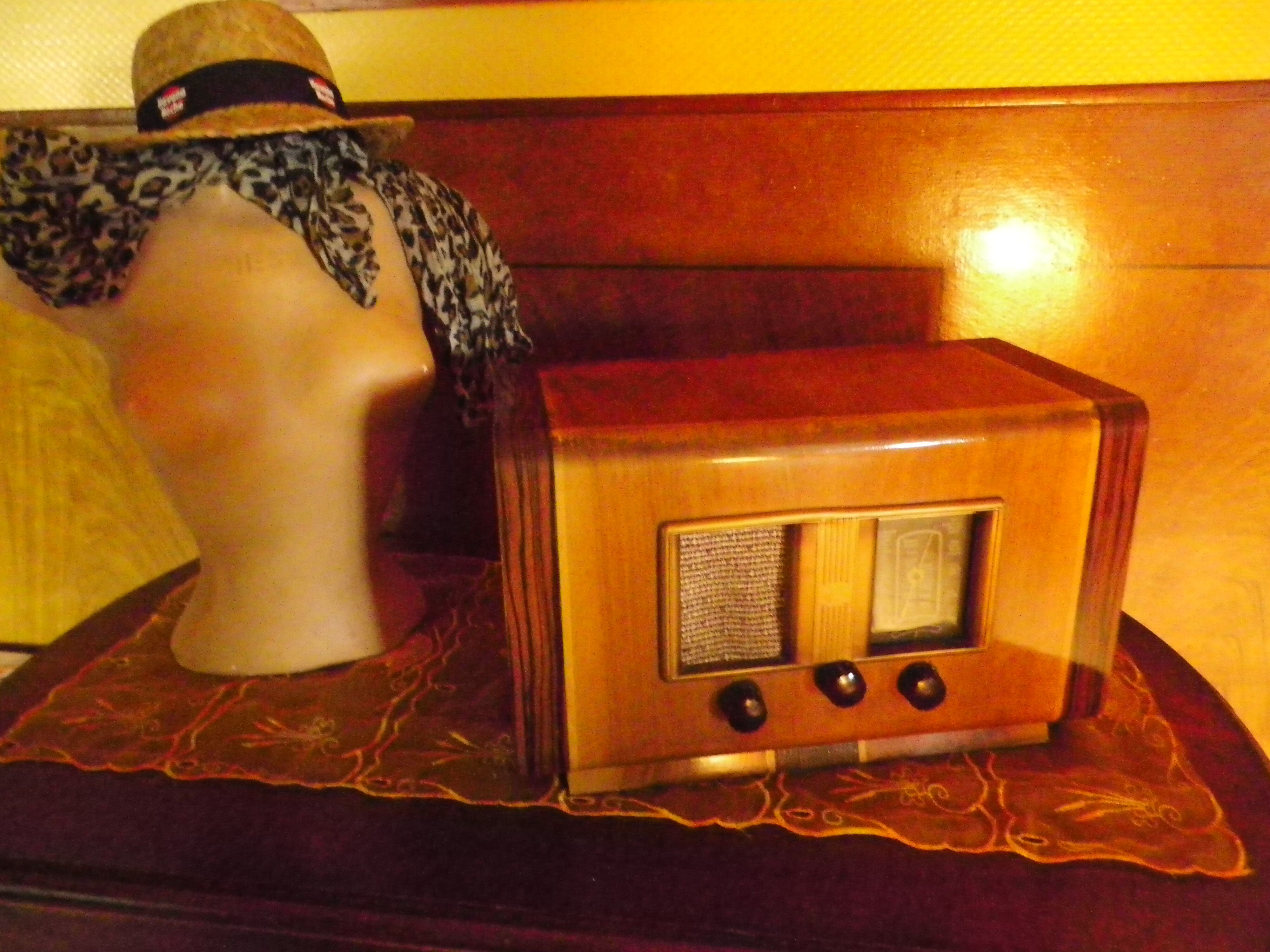 Vintage decoration radio station - Wood, Bakelite - Electroradio Institute, Paris - 50s