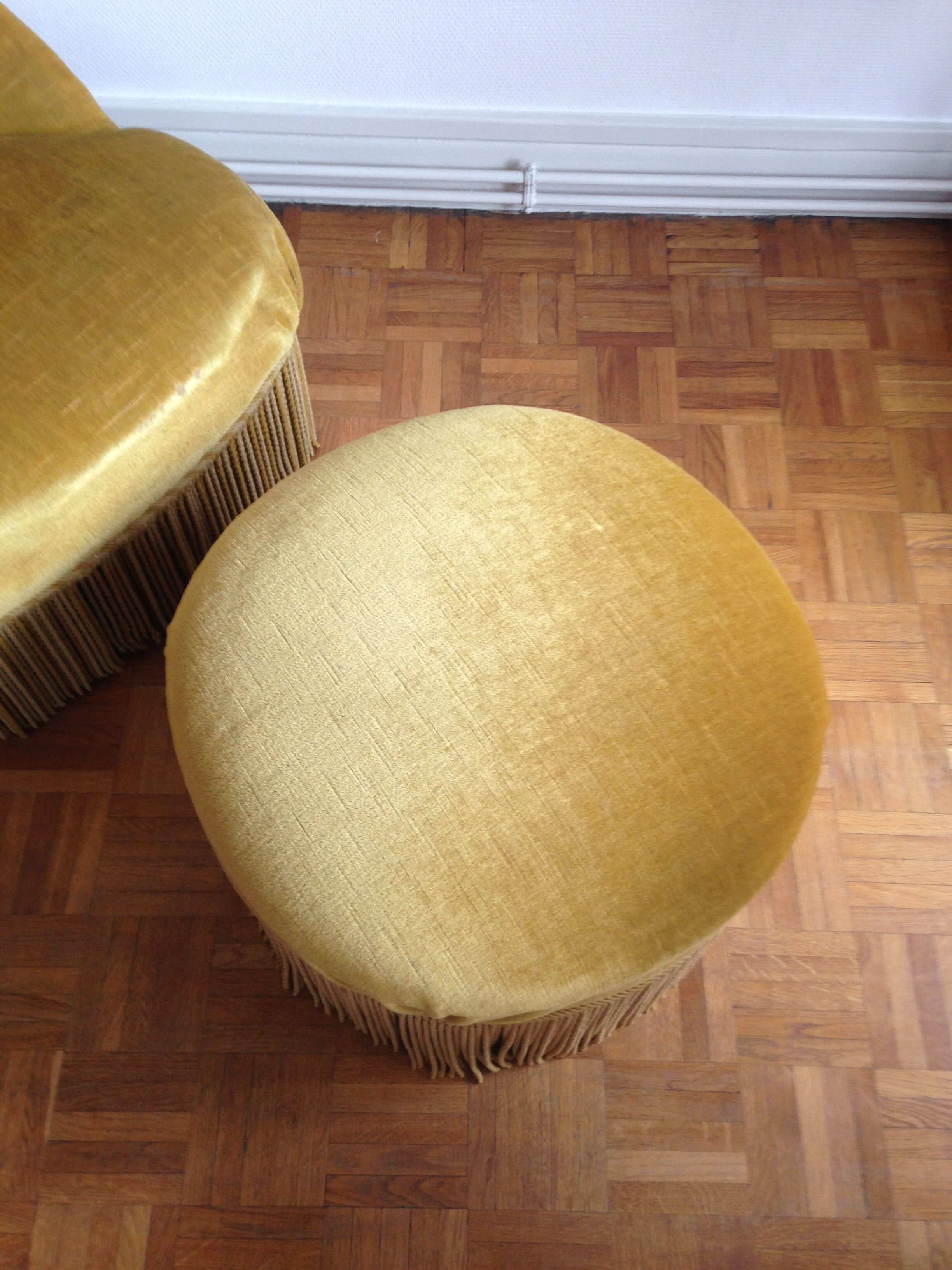 Fauteuil crapaud et pouf velours jaune