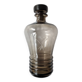 Carafe en verre fumé gravée