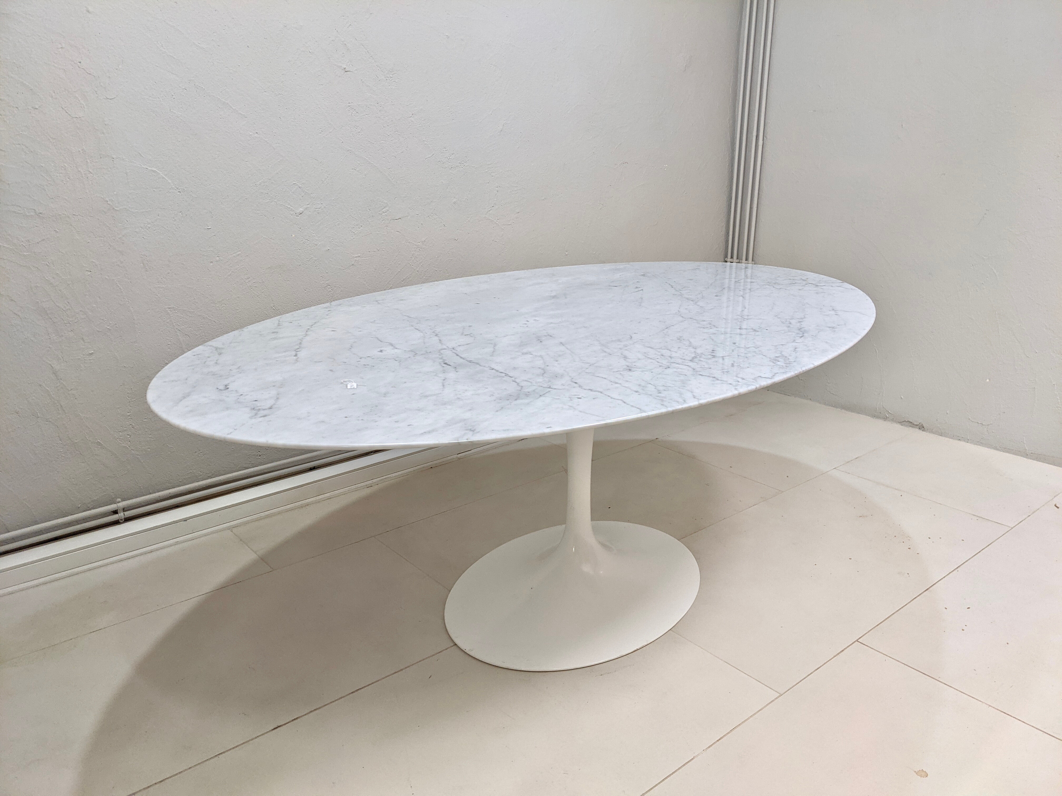 Eero Saarinen's square marble dining table for Knoll Inc. / Knoll International