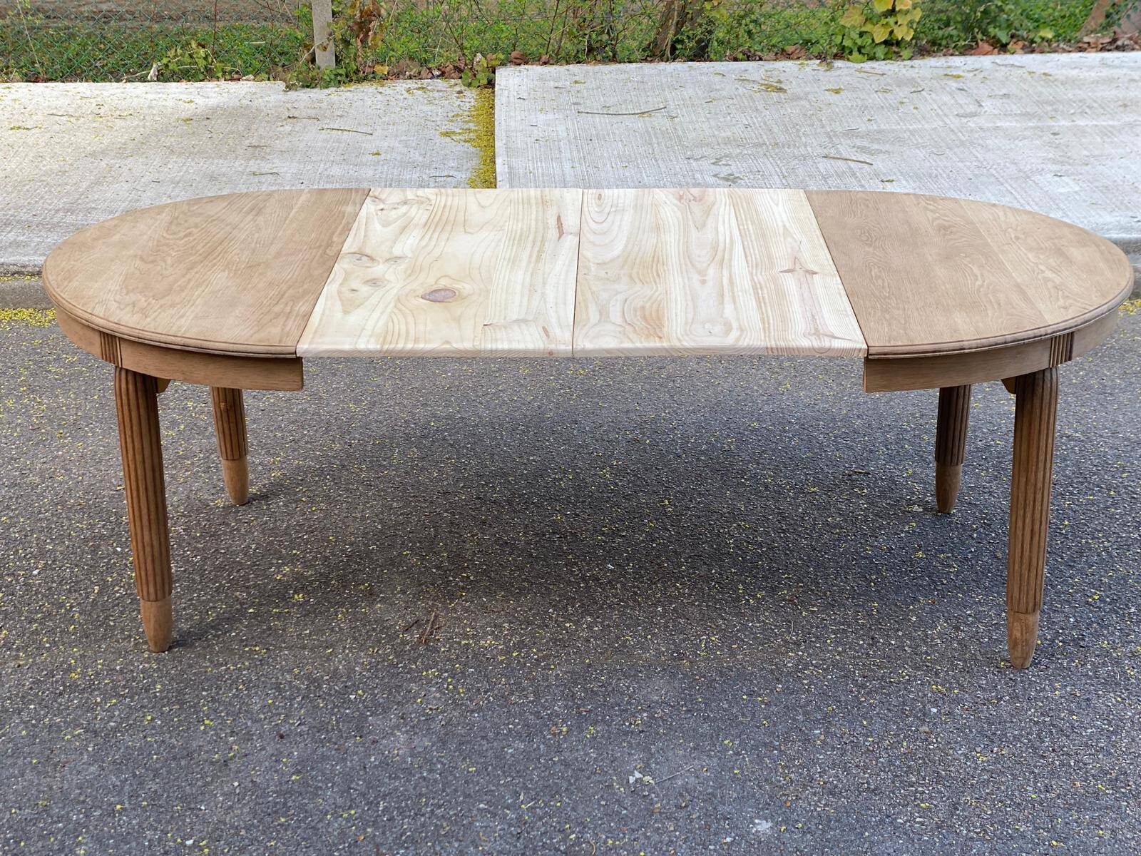 Renovated round Art Deco dining table, extendable, made of solid oak, 213cm.