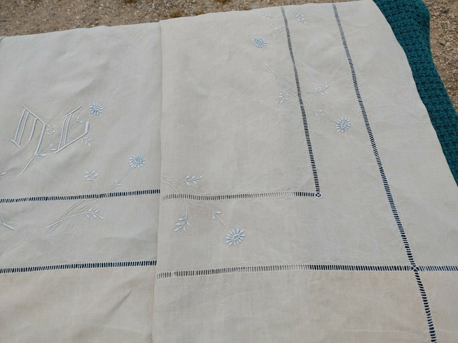 Drap ancien toile de lin retour, fleurs, monogramme brodé main 215 cm x 267 cm