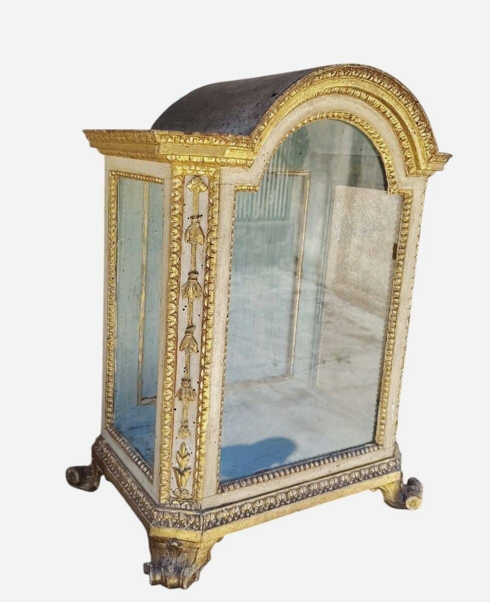 Italian display cabinet from the mid-18th century, Louis XV period, in lacquered and gilded wood.