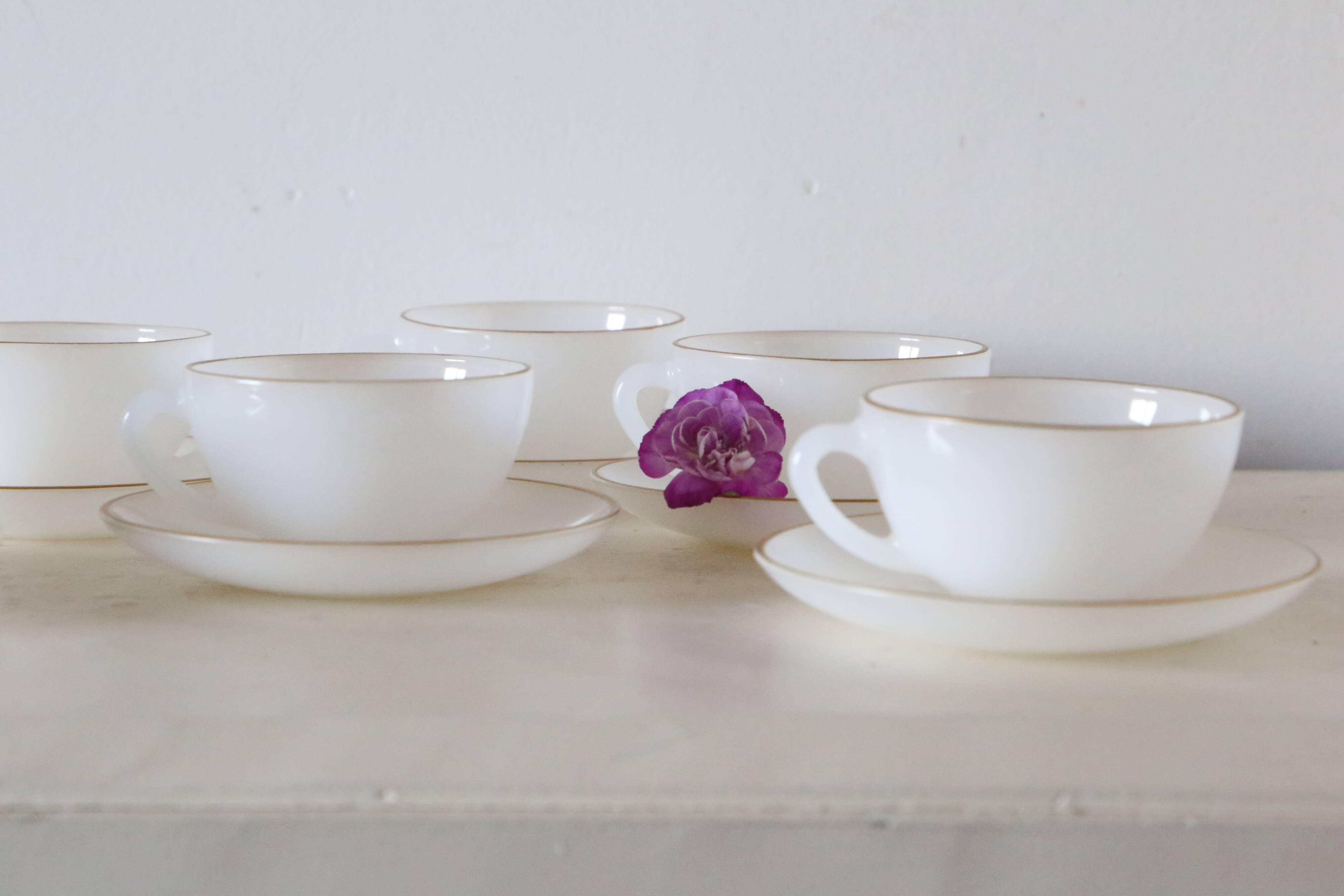 Set of 6 cups and under cups Arcopal harlequin range, white and gold, made in France