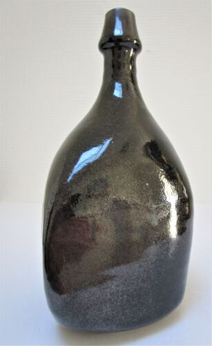 Vase bouteille grès émaillé noir par Roland Zobel