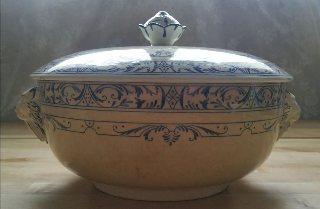 Lions head soup Colbert Creil and Montereau